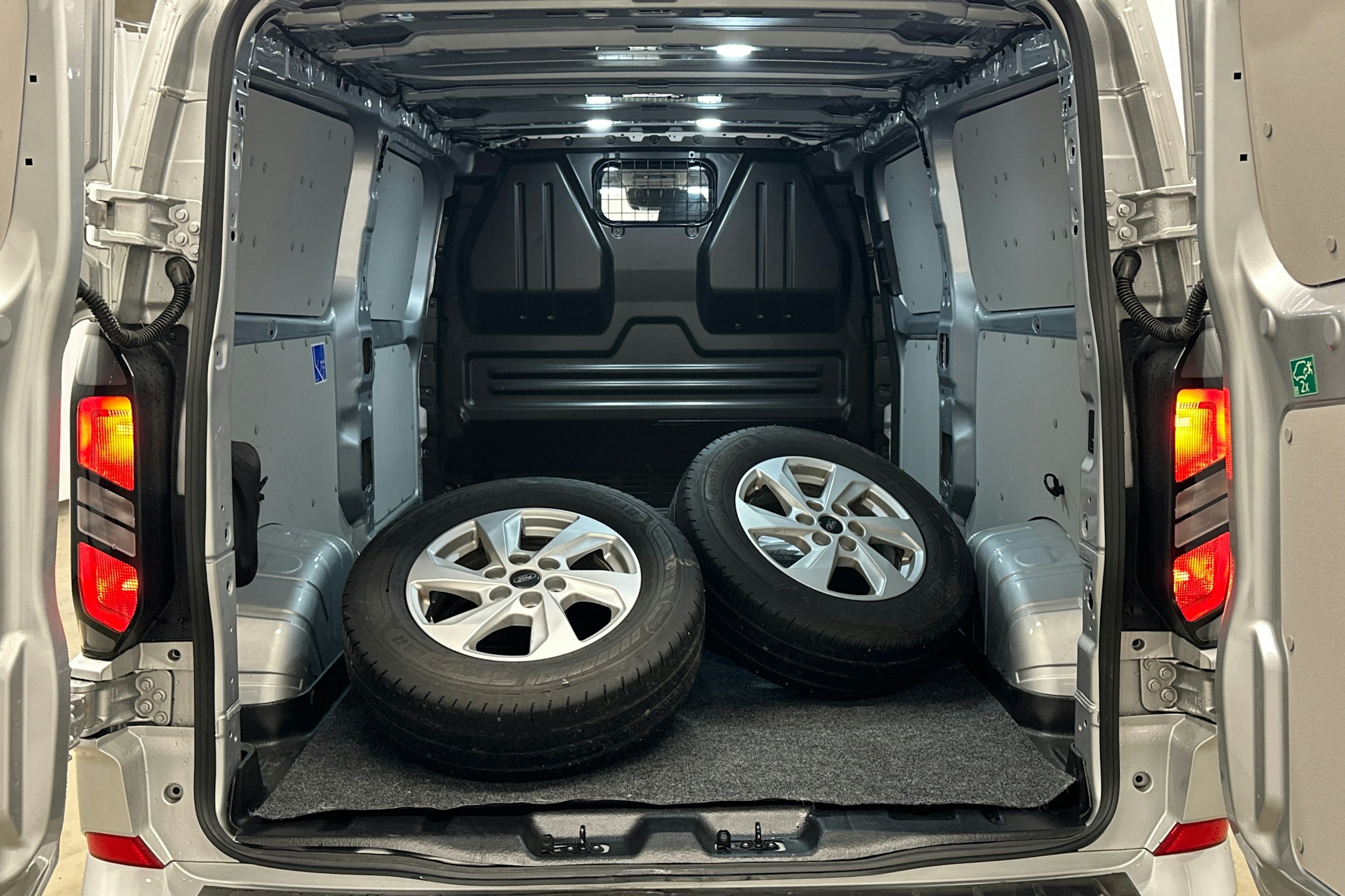 harmaa Ford Transit Custom 2023 kuva 15.