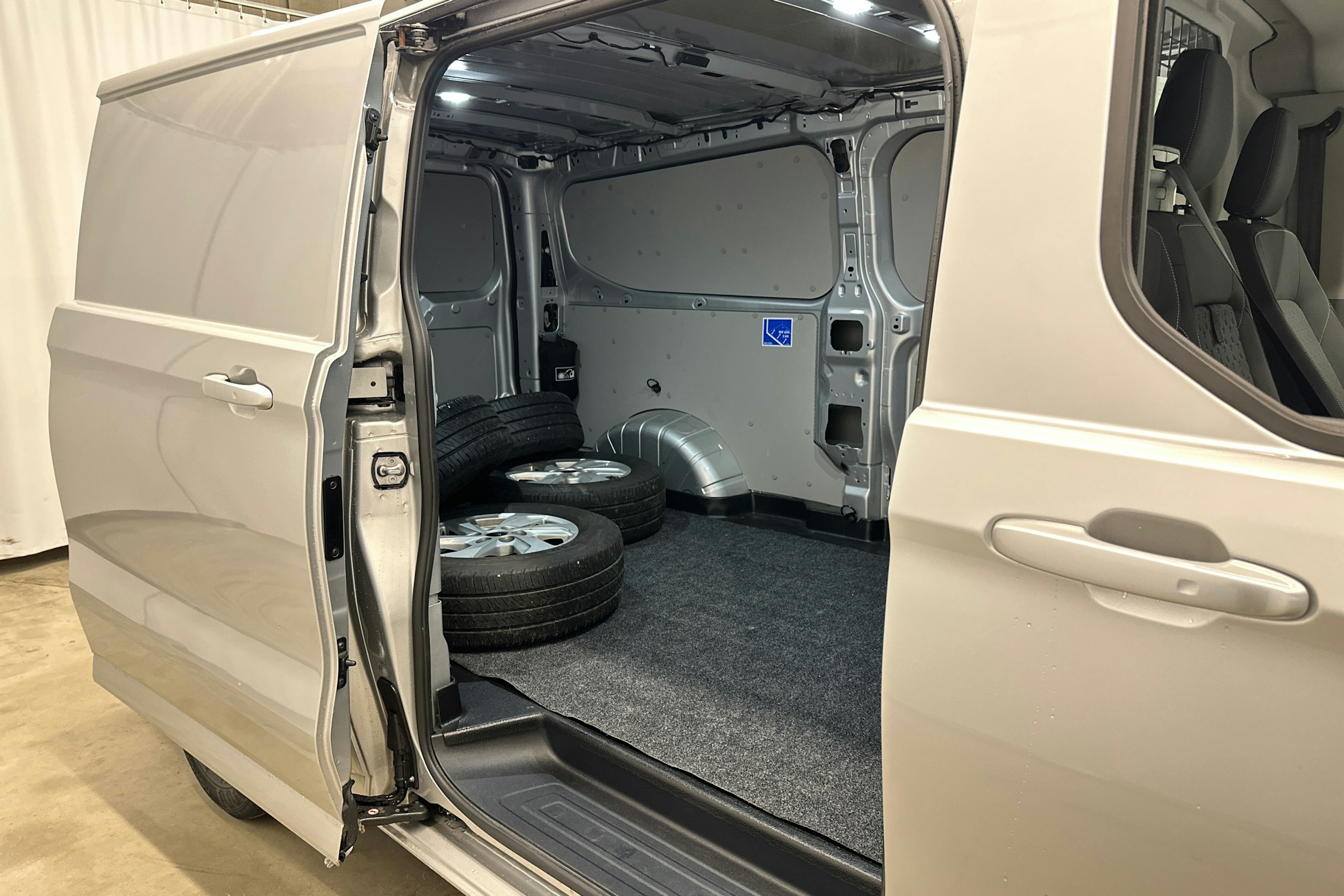 harmaa Ford Transit Custom 2023 kuva 16.