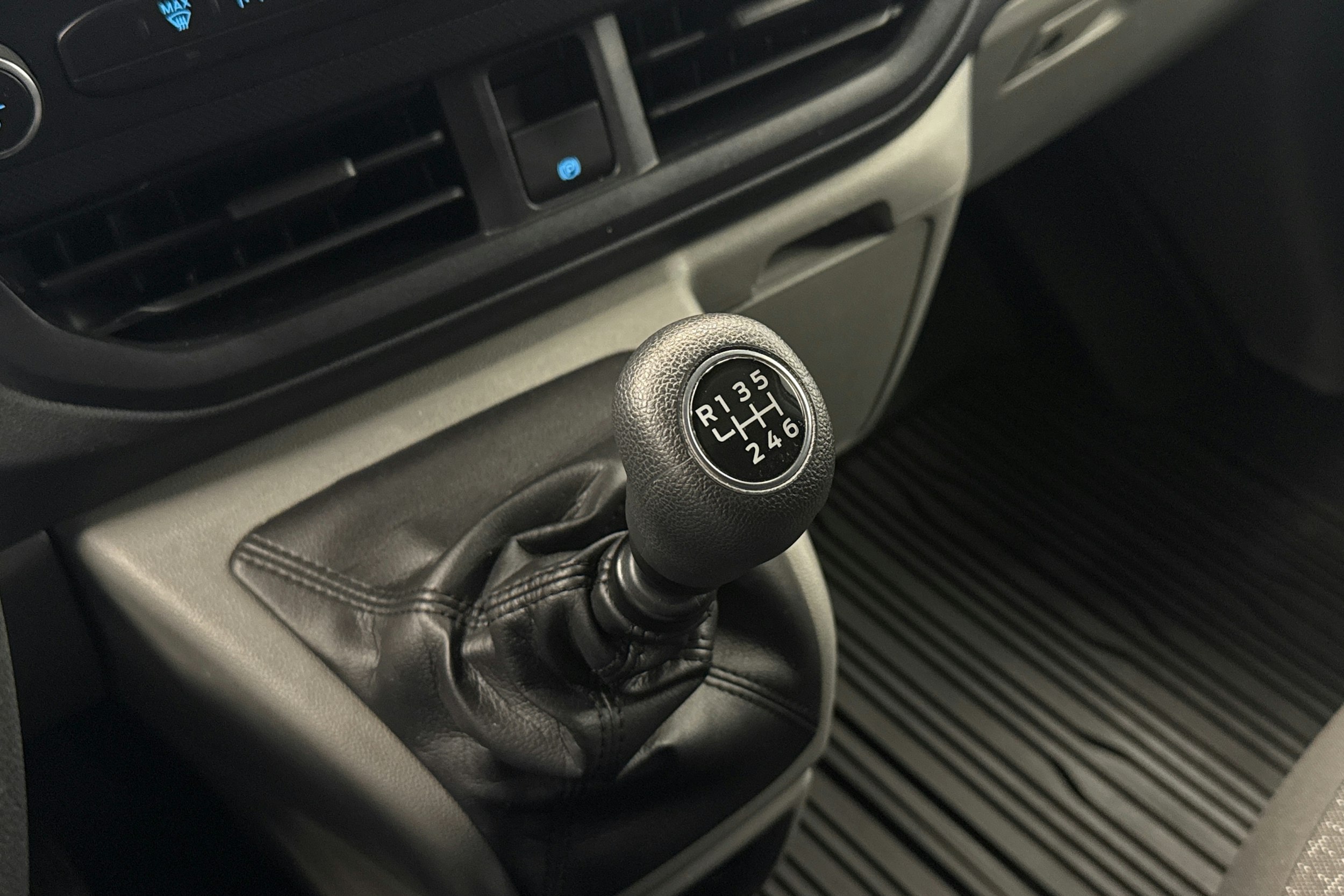 valkoinen Ford Transit Custom 2024 kuva 22.