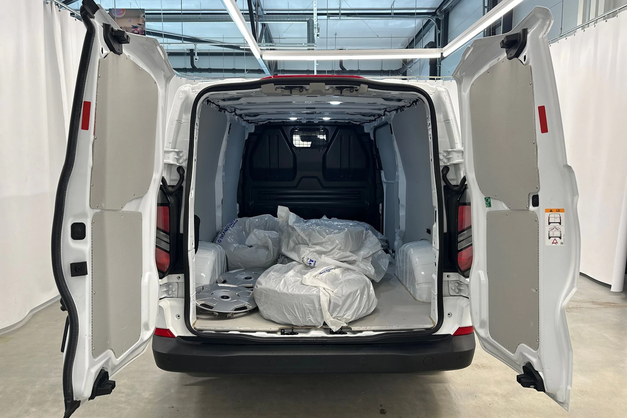 valkoinen Ford Transit Custom 2024 kuva 24.