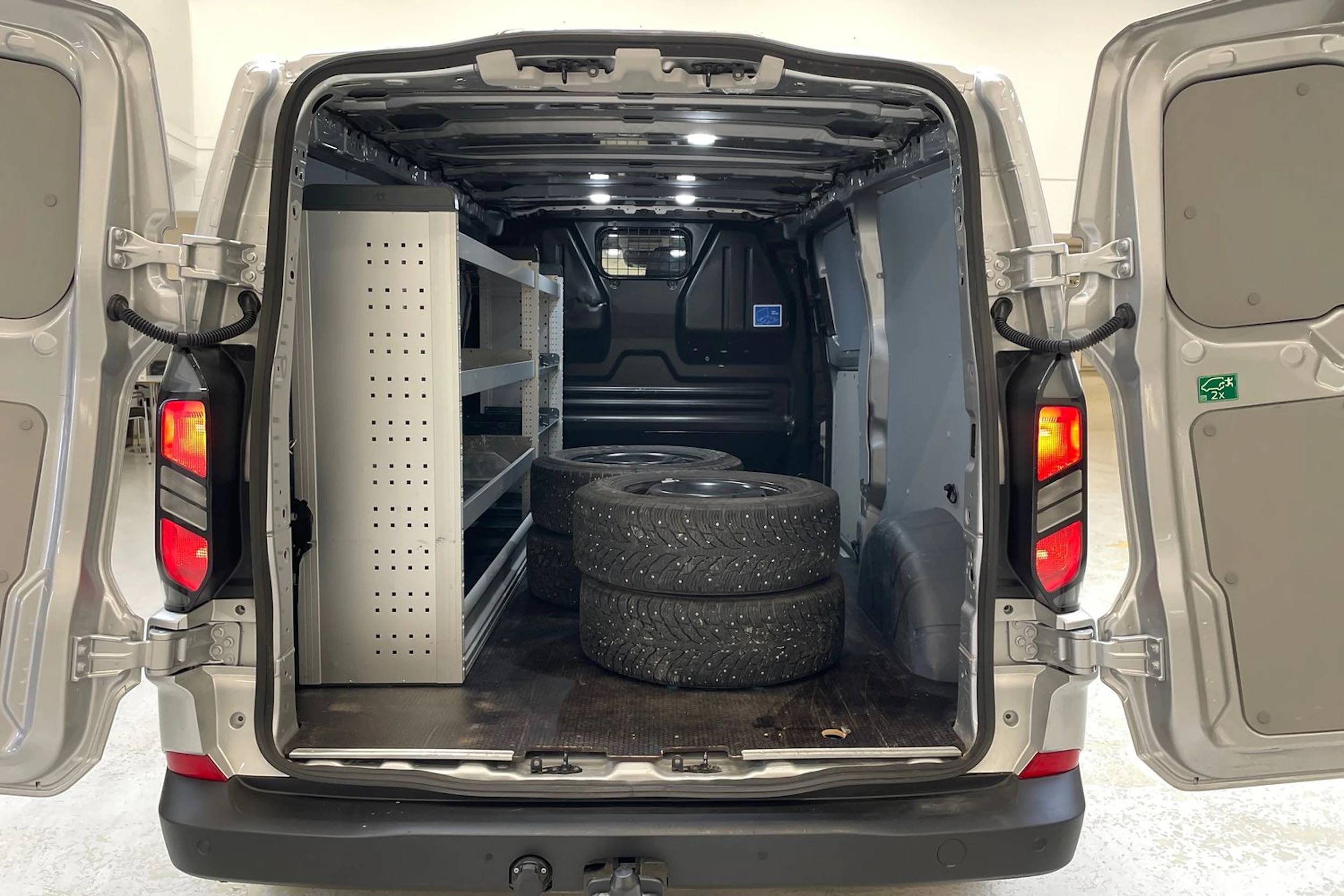 harmaa Ford Transit Custom 2024 kuva 13.