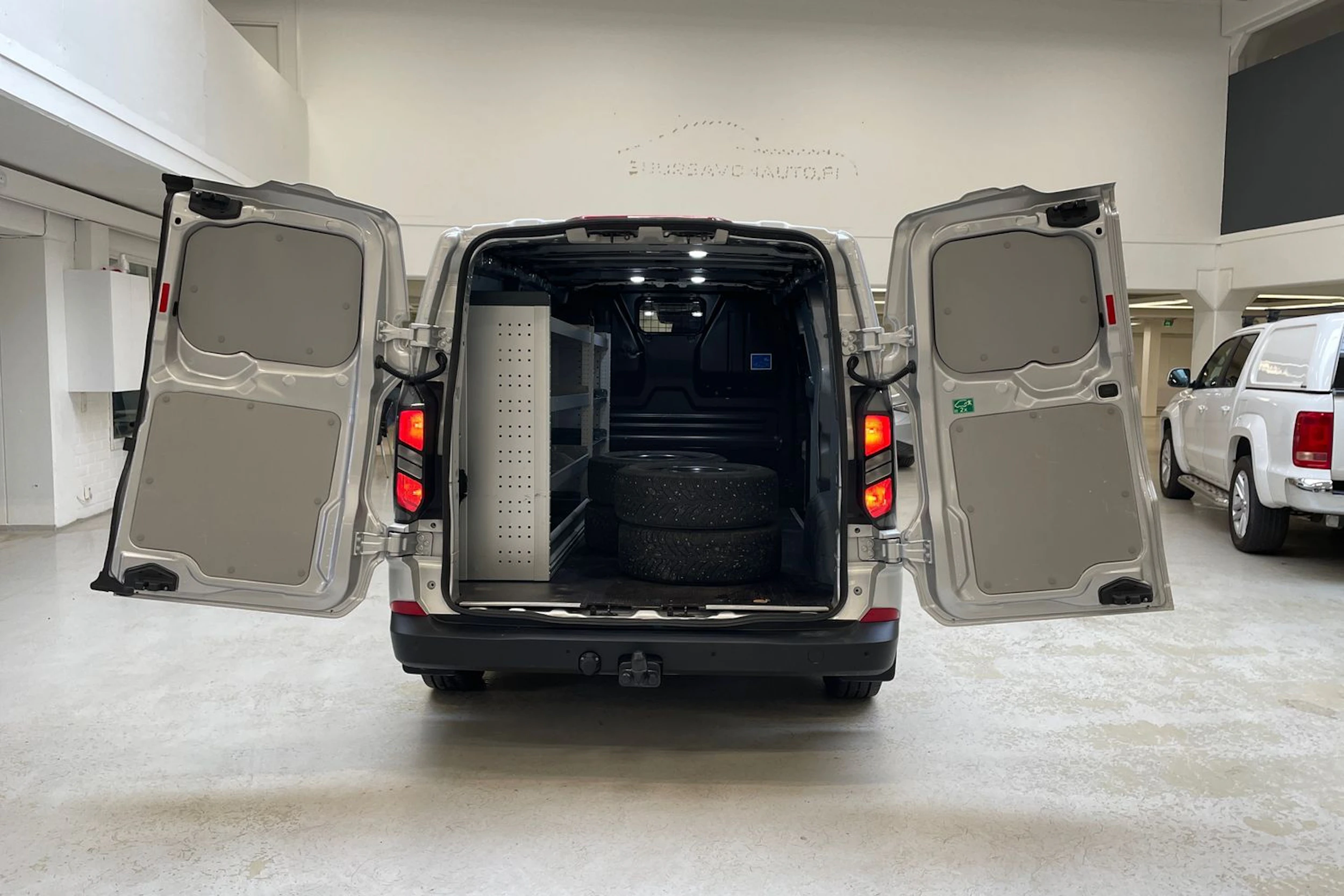 harmaa Ford Transit Custom 2024 kuva 15.