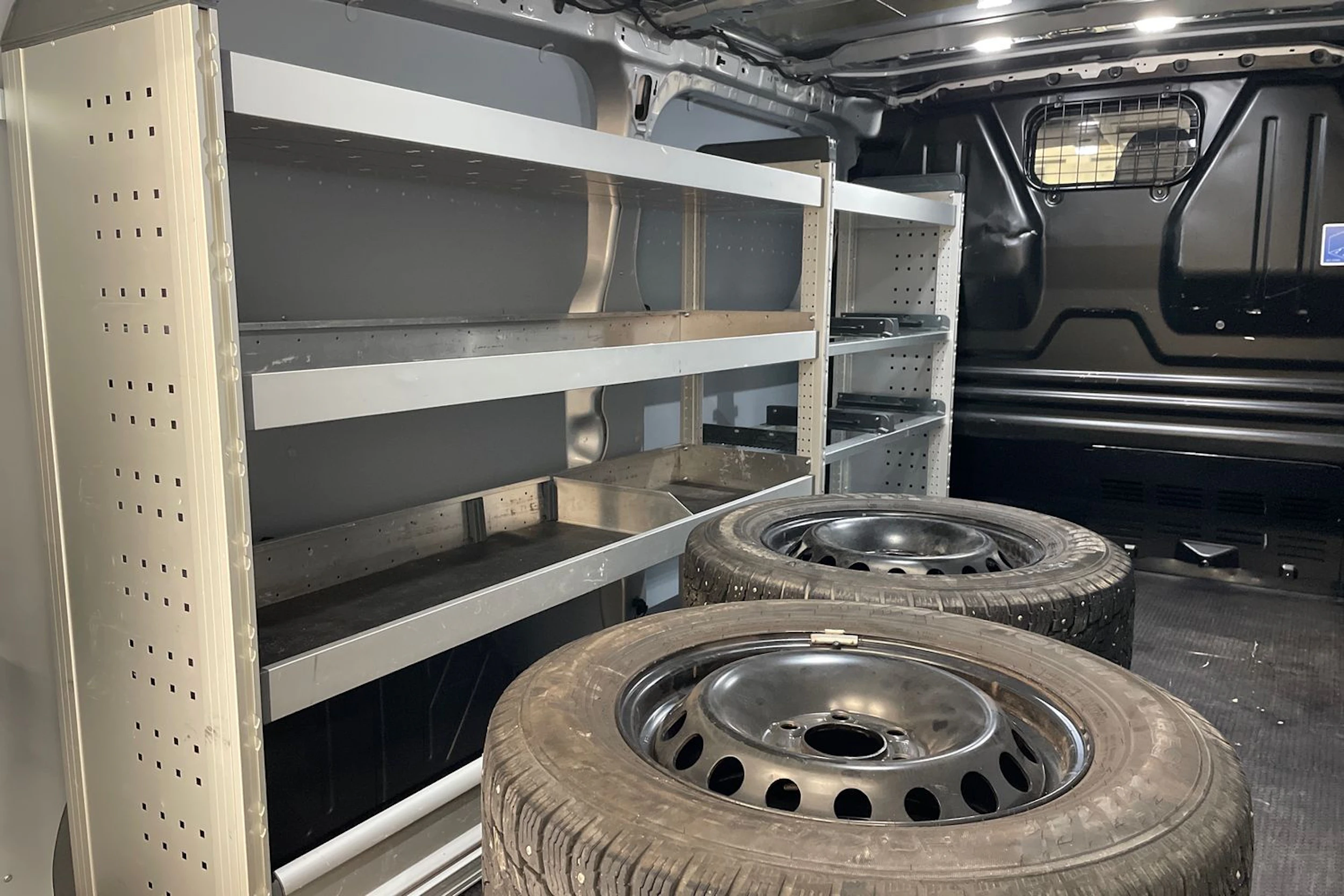 harmaa Ford Transit Custom 2024 kuva 16.
