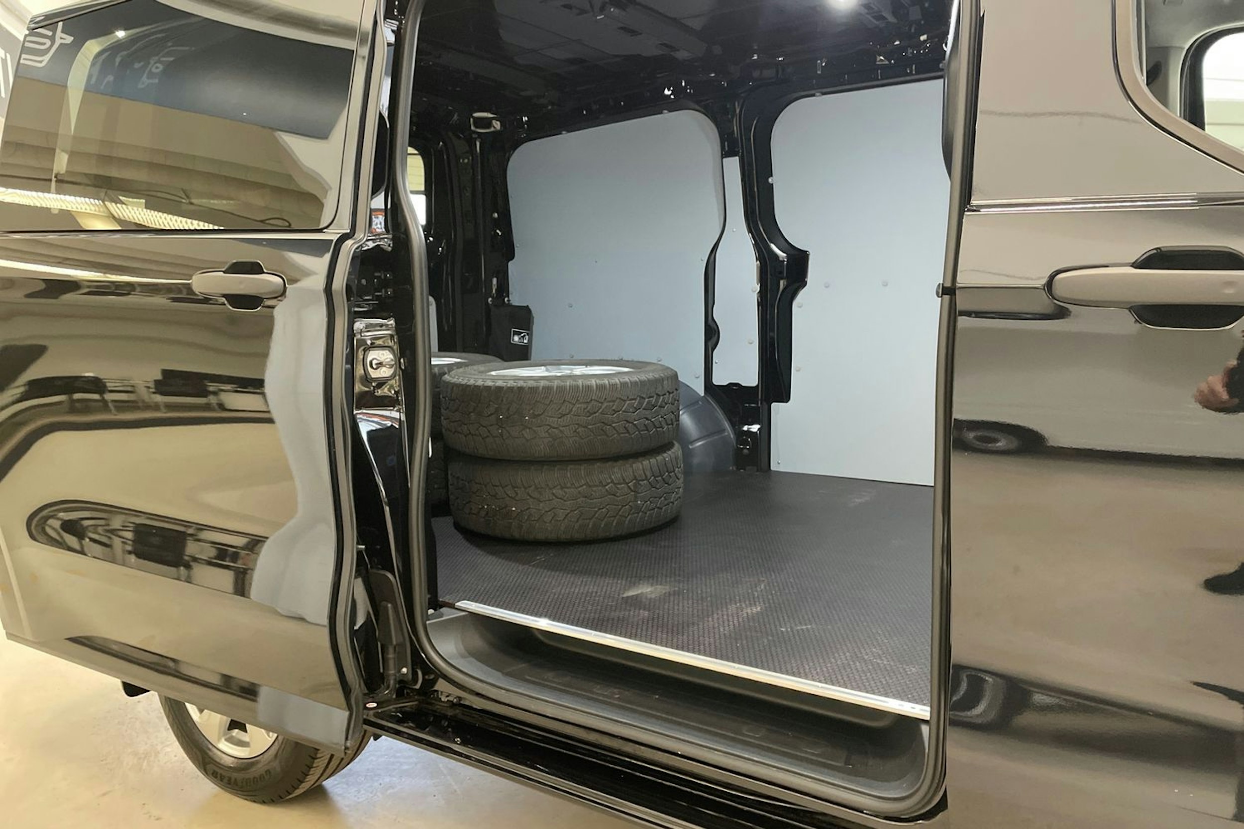 musta Ford Transit Custom 2024 kuva 19.
