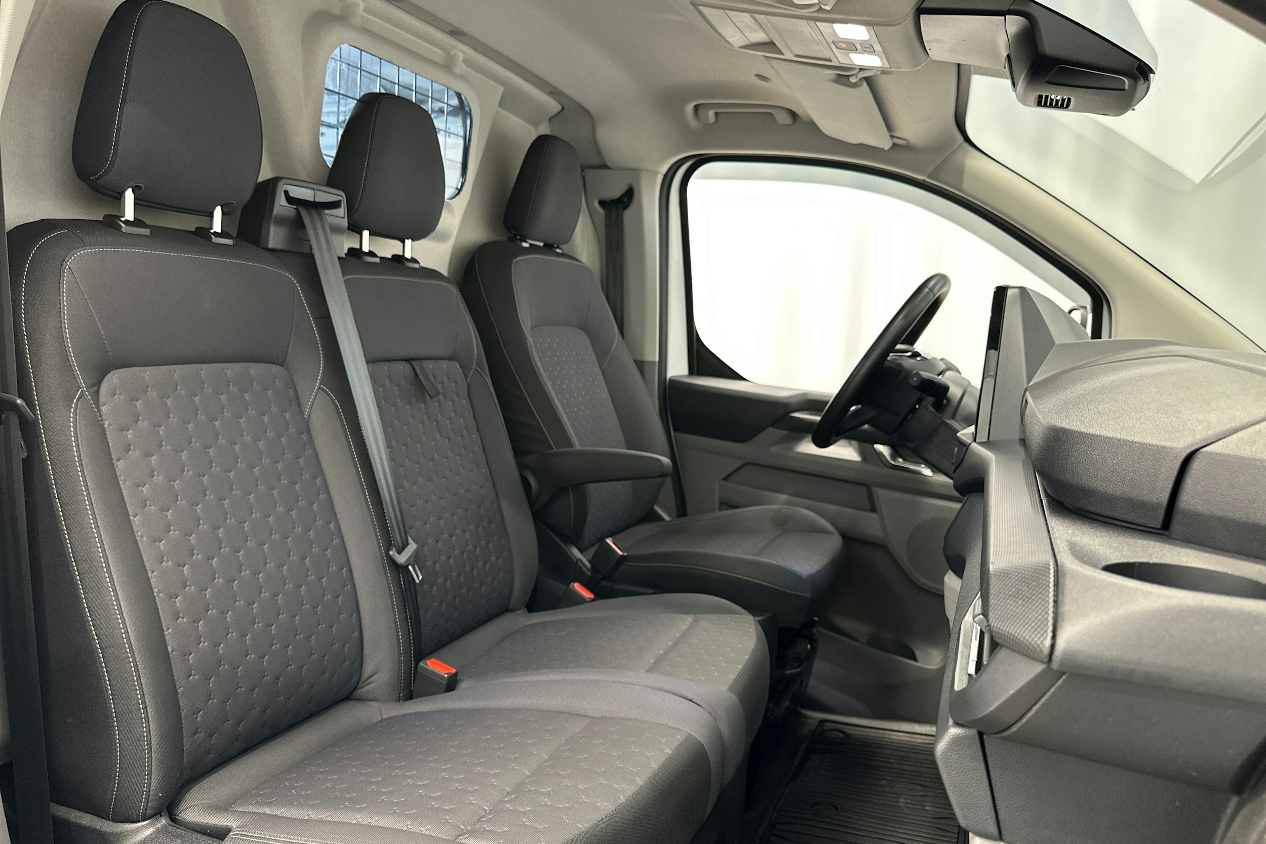 valkoinen Ford Transit Custom 2024 kuva 11.