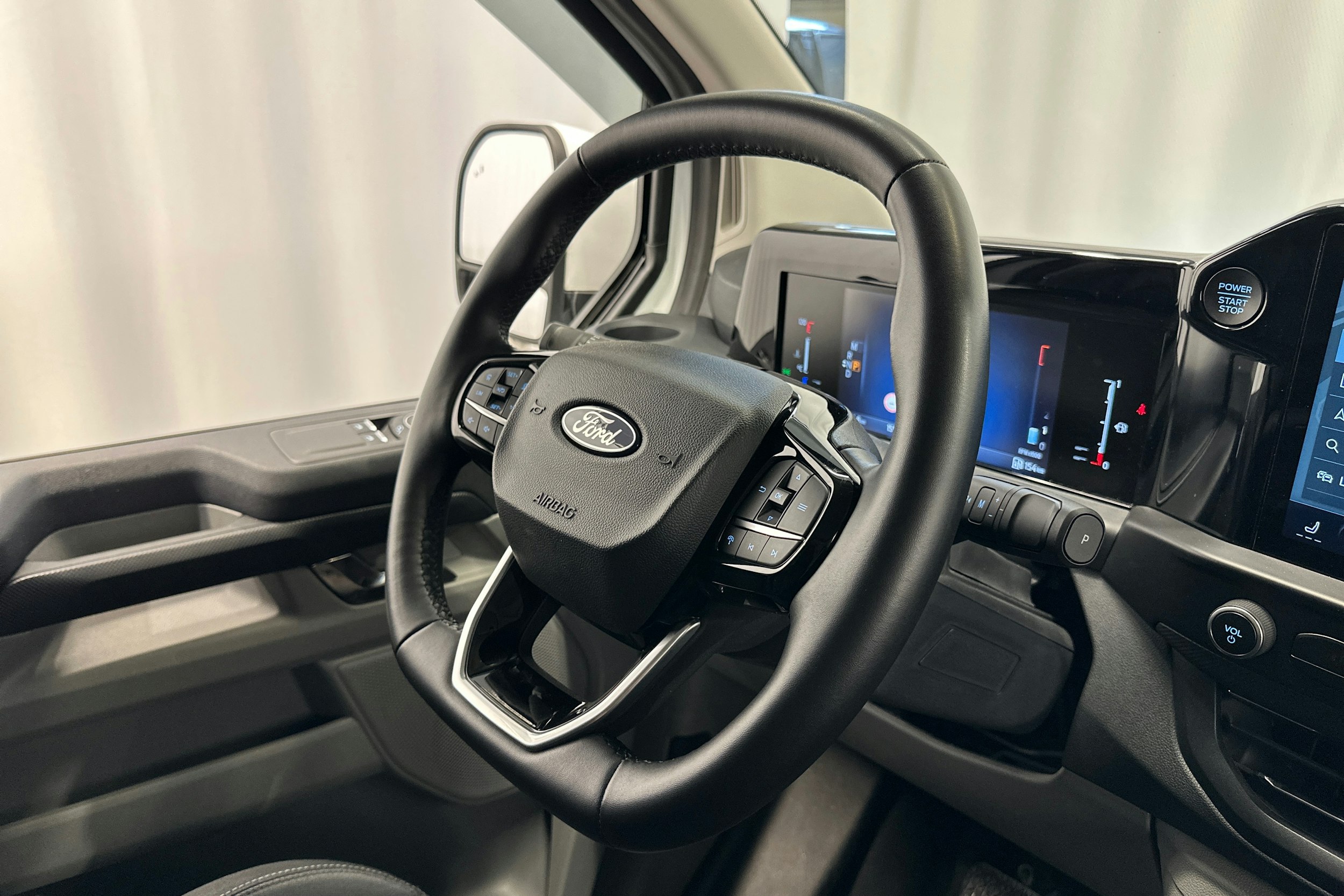 valkoinen Ford Transit Custom 2024 kuva 12.