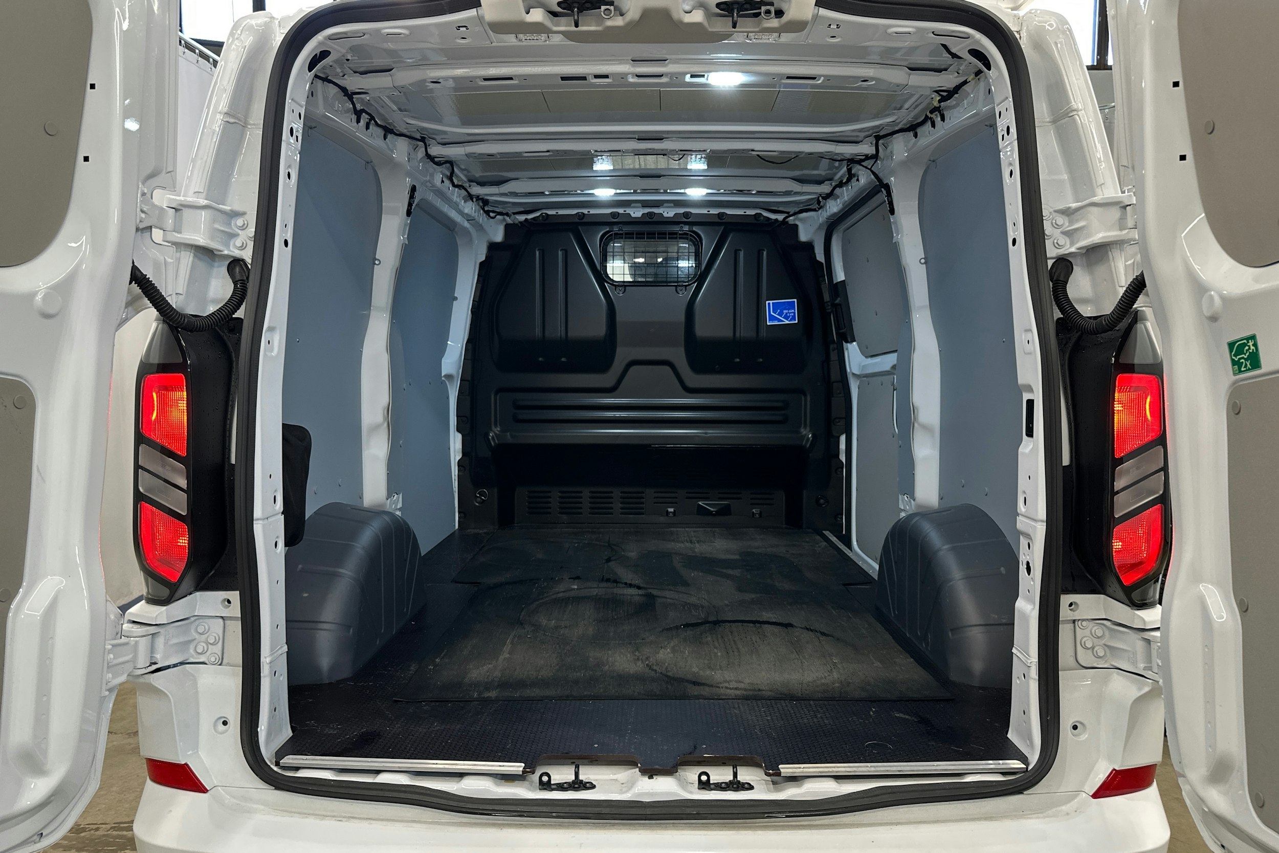 valkoinen Ford Transit Custom 2024 kuva 20.