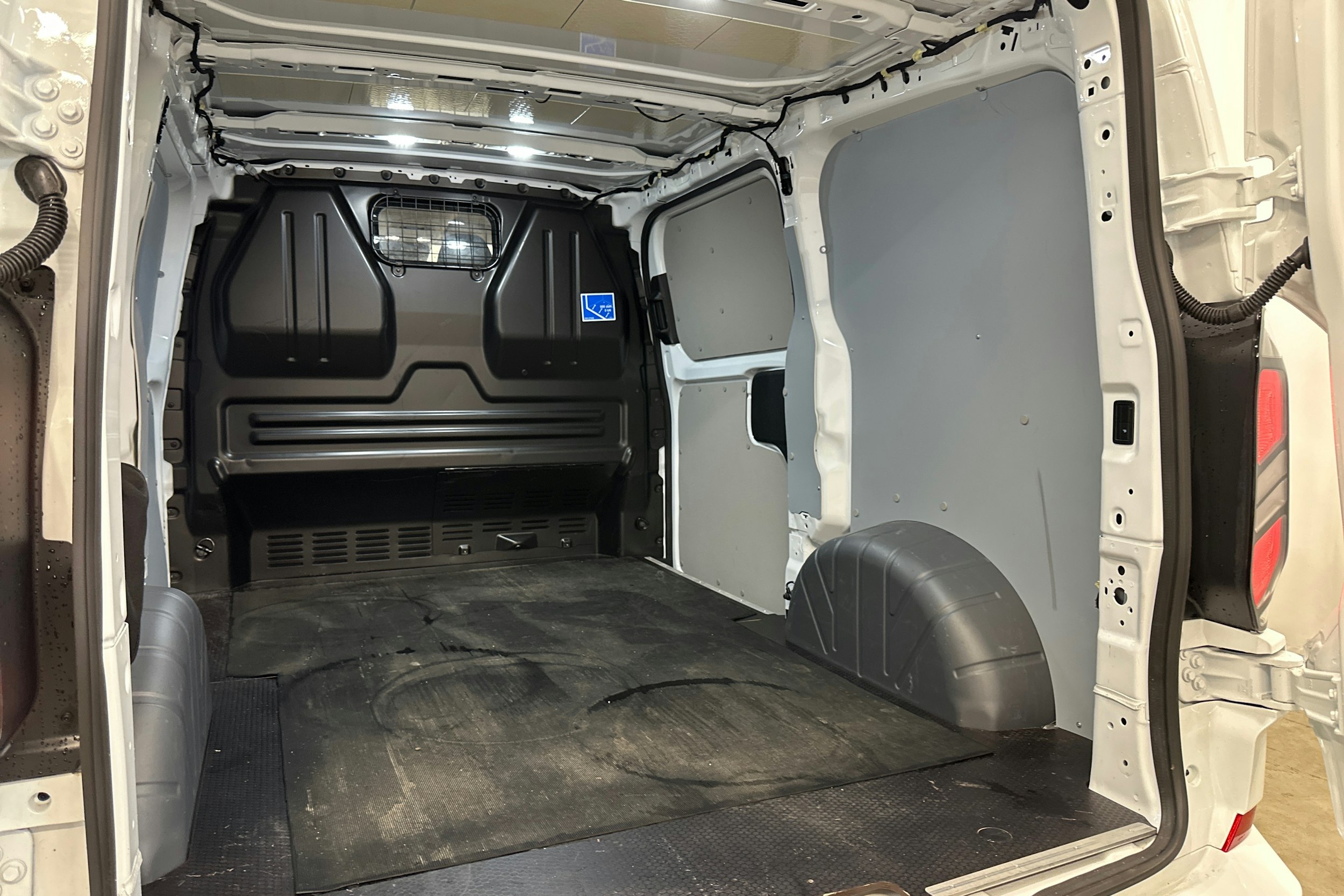valkoinen Ford Transit Custom 2024 kuva 22.