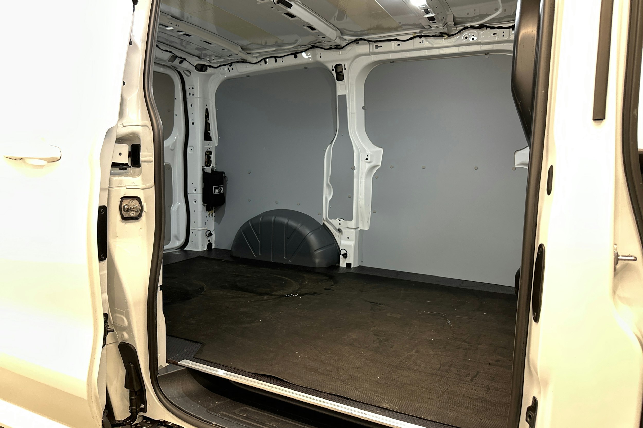 valkoinen Ford Transit Custom 2024 kuva 23.