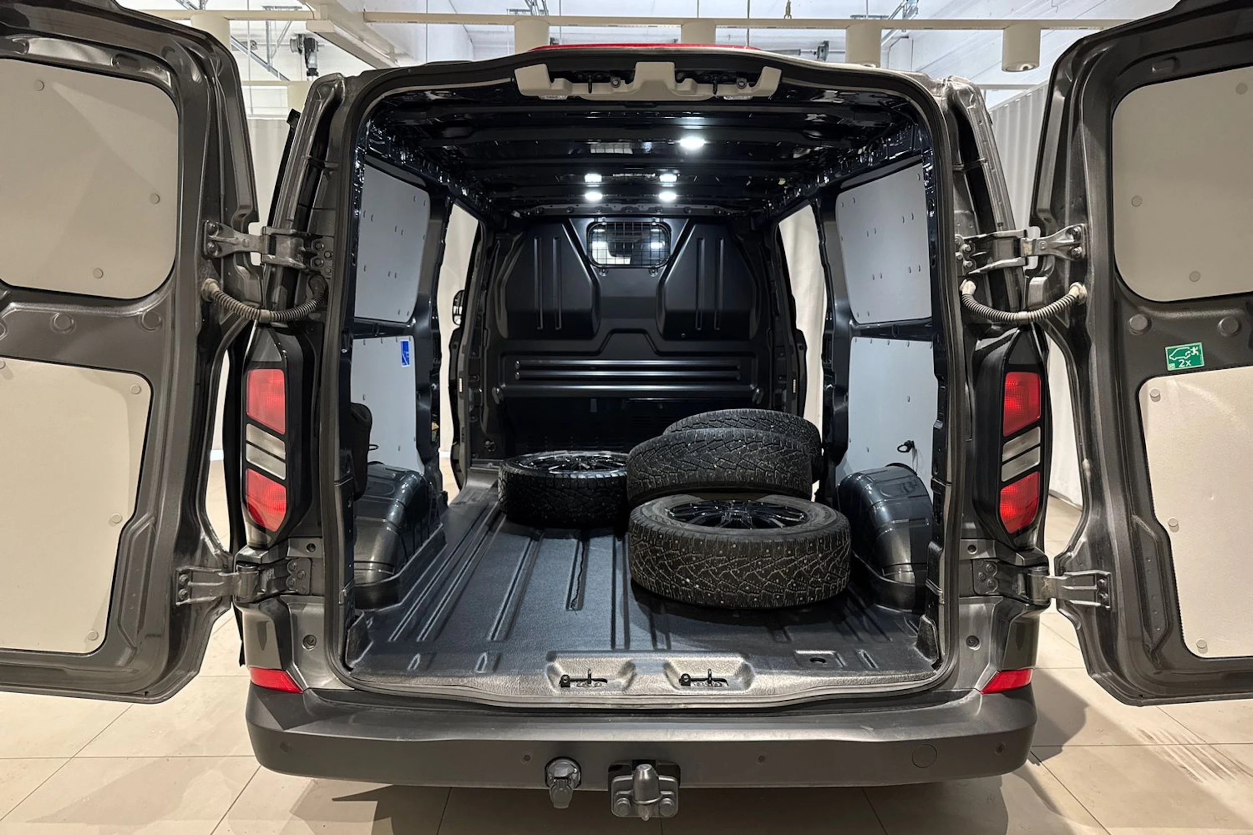 harmaa Ford Transit Custom 2024 kuva 15.
