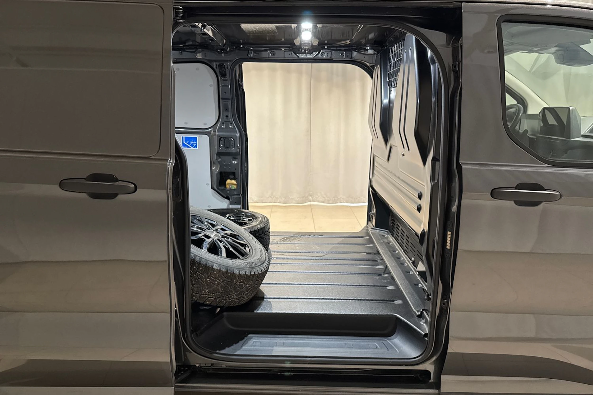harmaa Ford Transit Custom 2024 kuva 16.