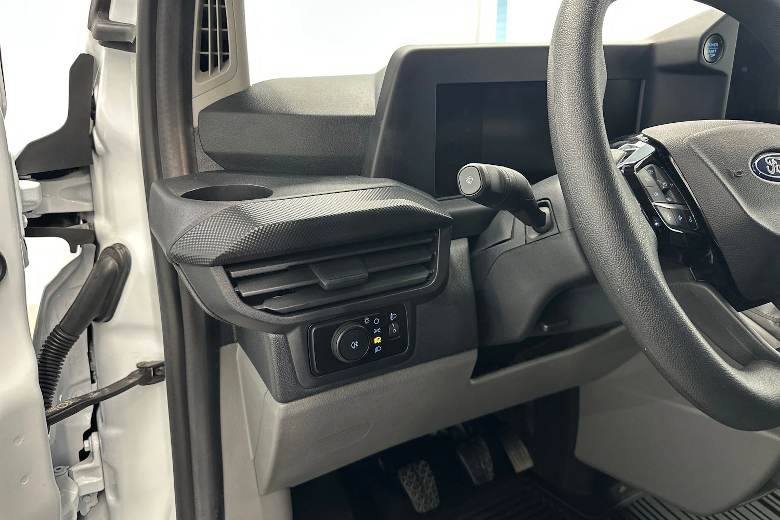 valkoinen Ford Transit Custom 2024 kuva 24.