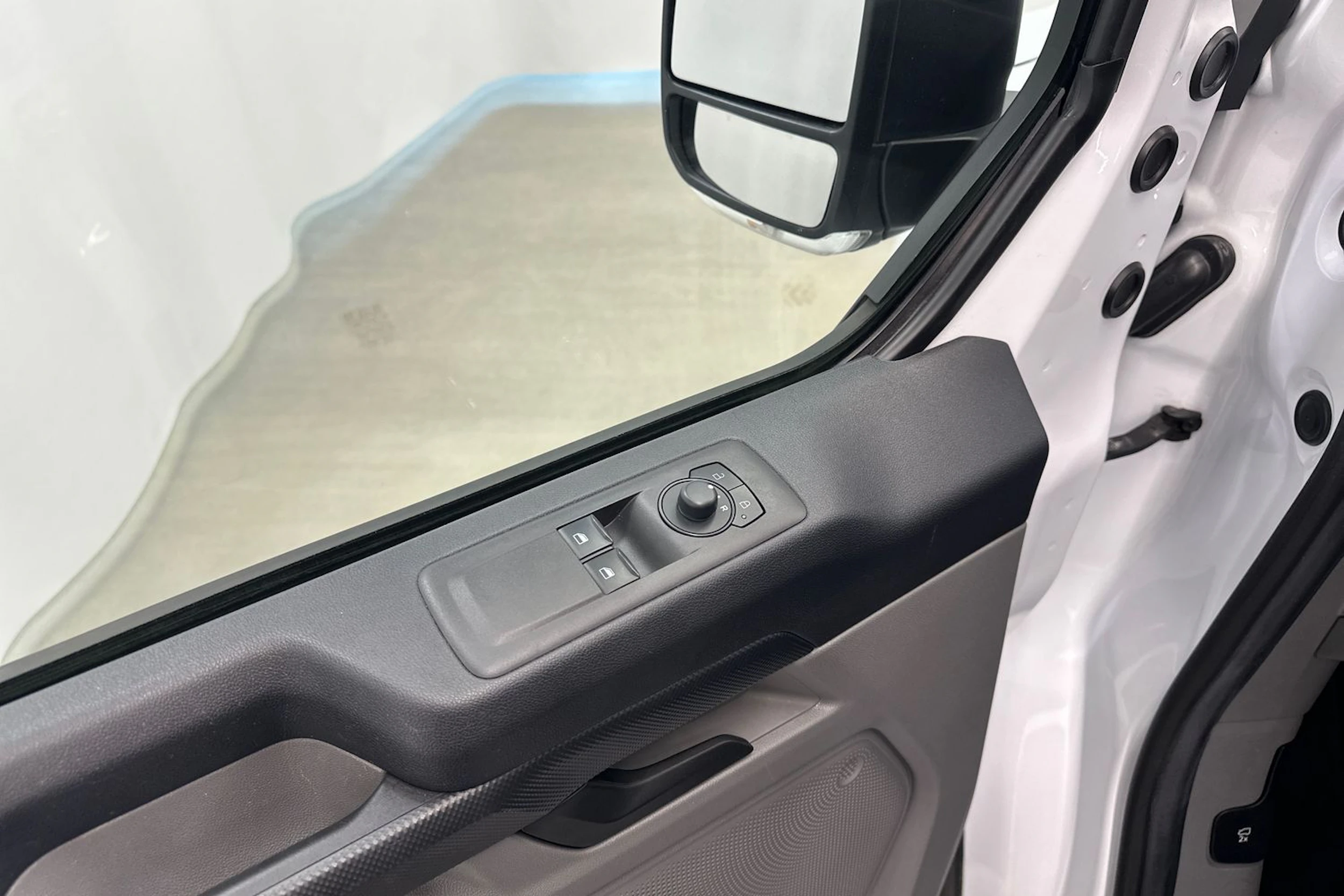valkoinen Ford Transit Custom 2024 kuva 25.