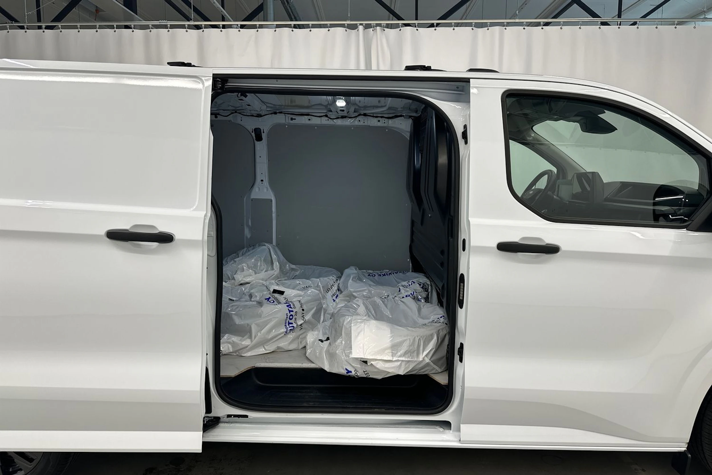 valkoinen Ford Transit Custom 2024 kuva 26.