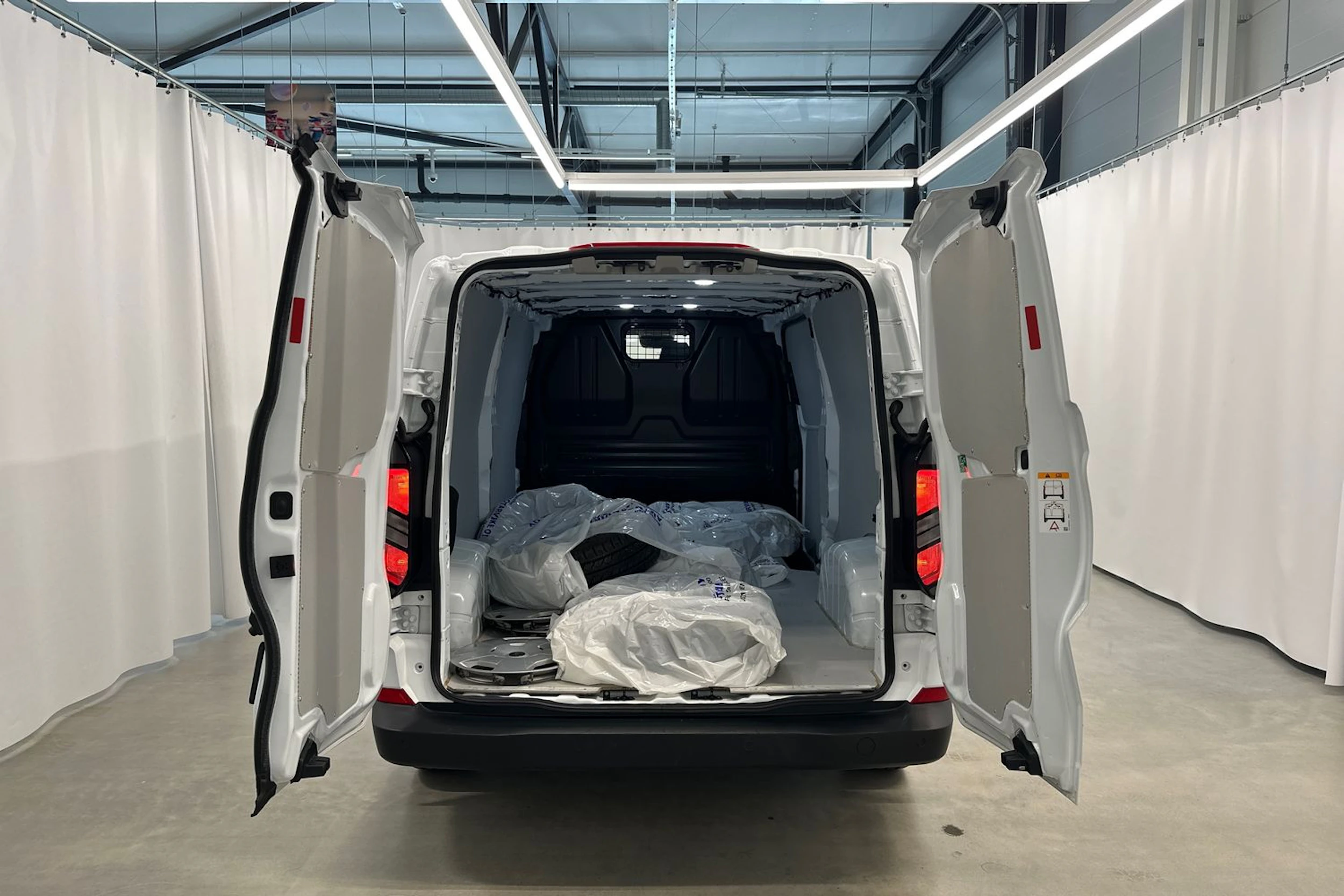 valkoinen Ford Transit Custom 2024 kuva 27.