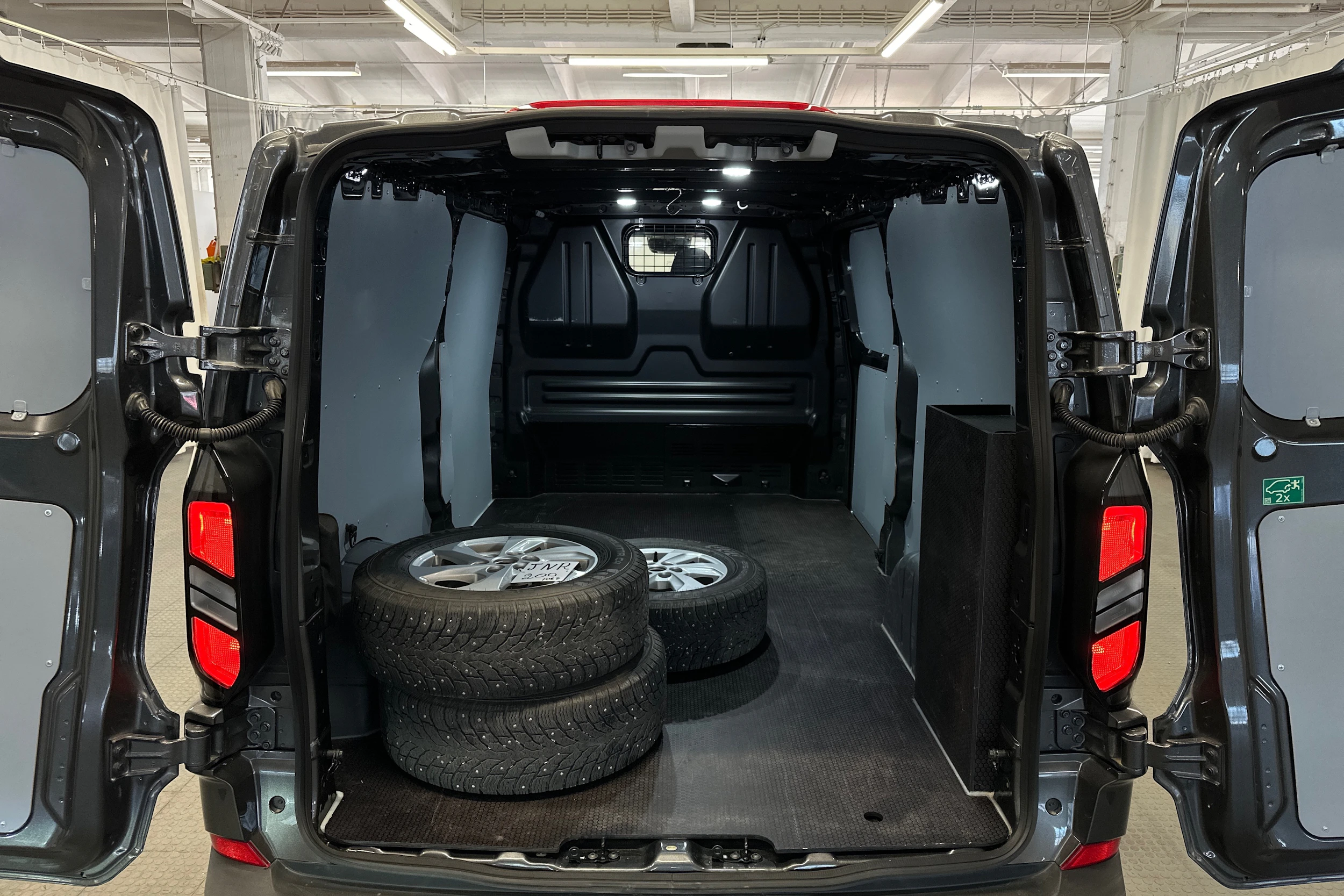 harmaa Ford Transit Custom 2025 kuva 17.