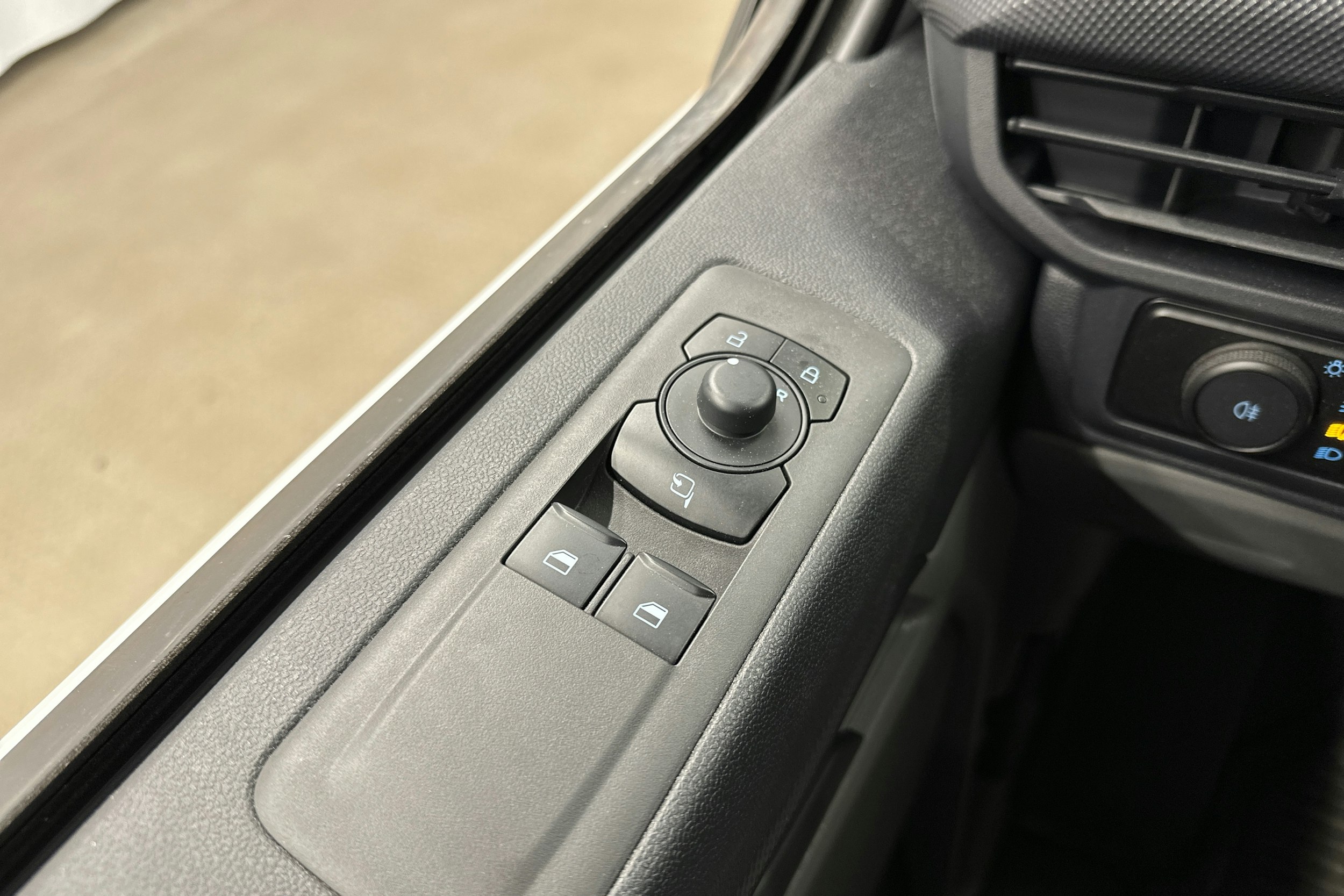 valkoinen Ford Transit Custom 2025 kuva 22.