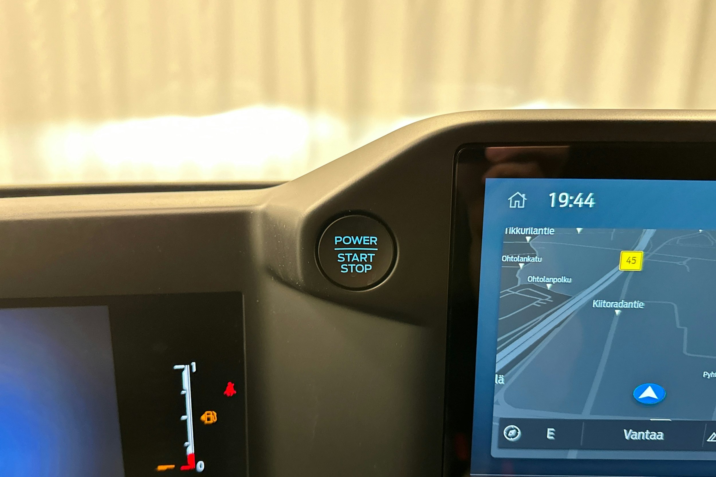 valkoinen Ford Transit Custom 2025 kuva 23.