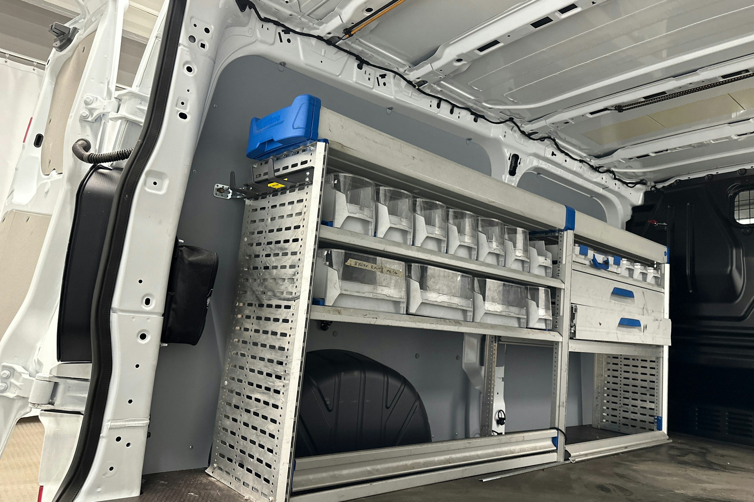 valkoinen Ford Transit Custom 2025 kuva 26.