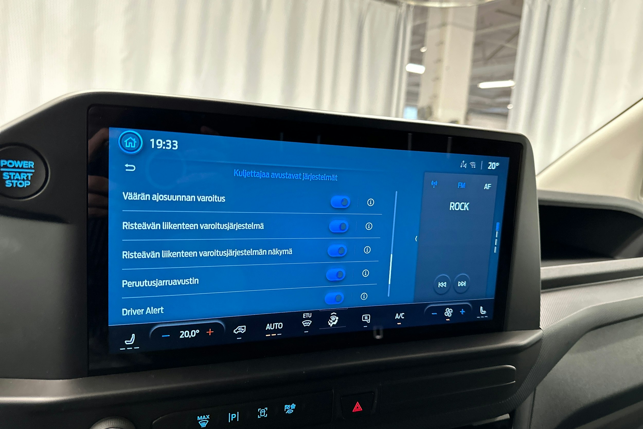 valkoinen Ford Transit Custom 2025 kuva 18.