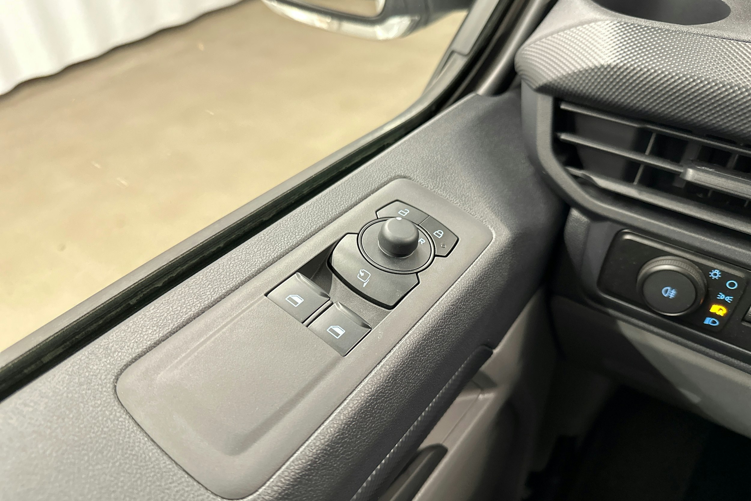 valkoinen Ford Transit Custom 2025 kuva 21.