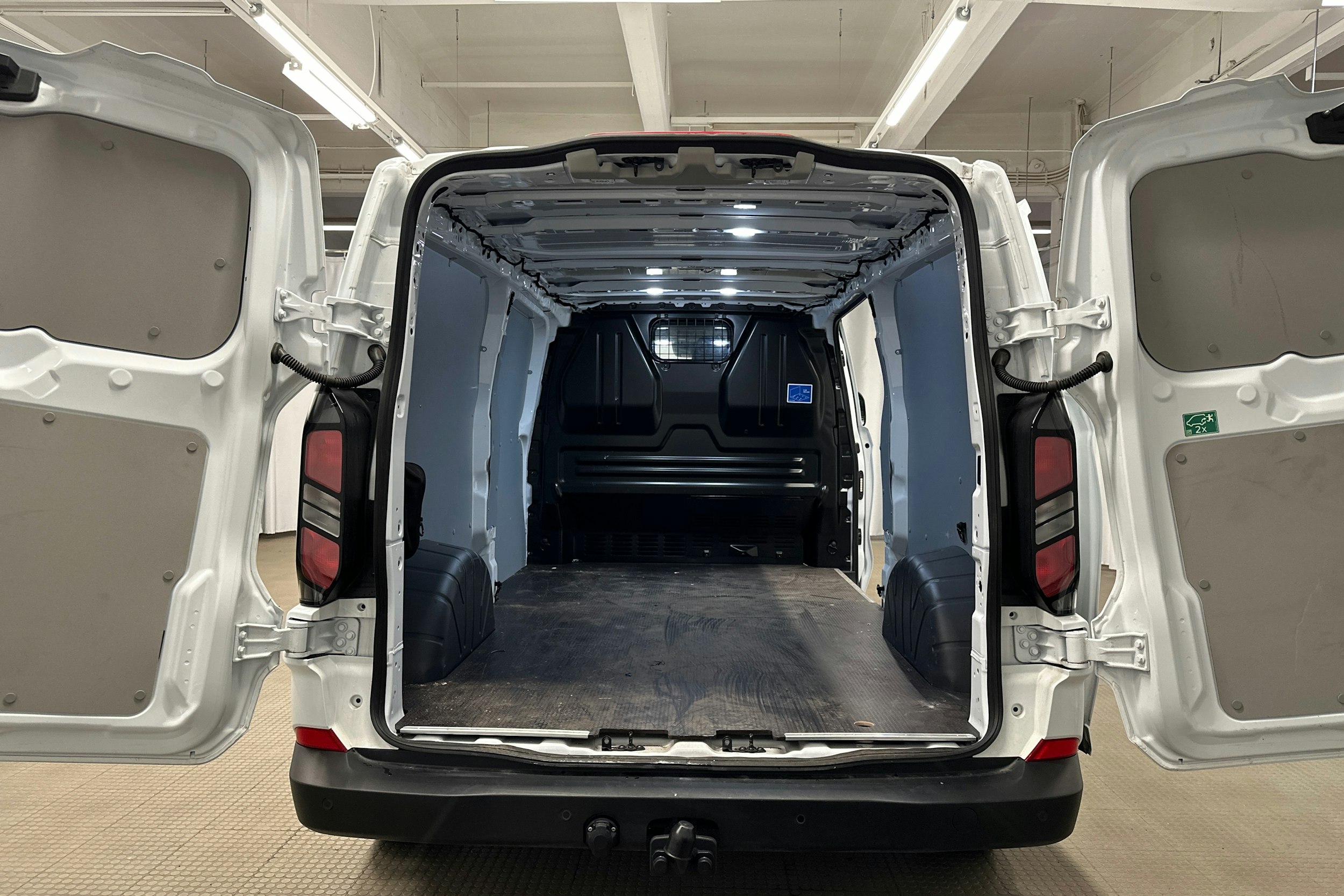 valkoinen Ford Transit Custom 2025 kuva 23.