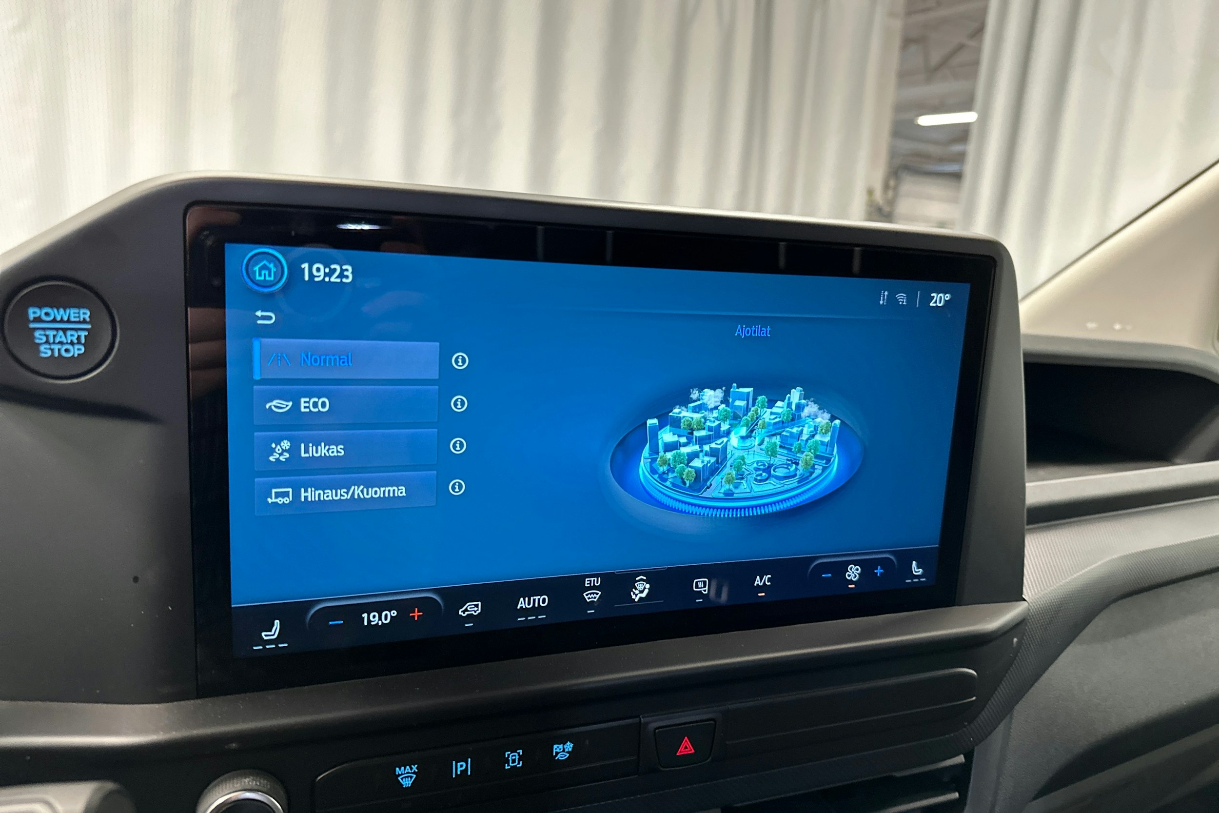 valkoinen Ford Transit Custom 2025 kuva 19.