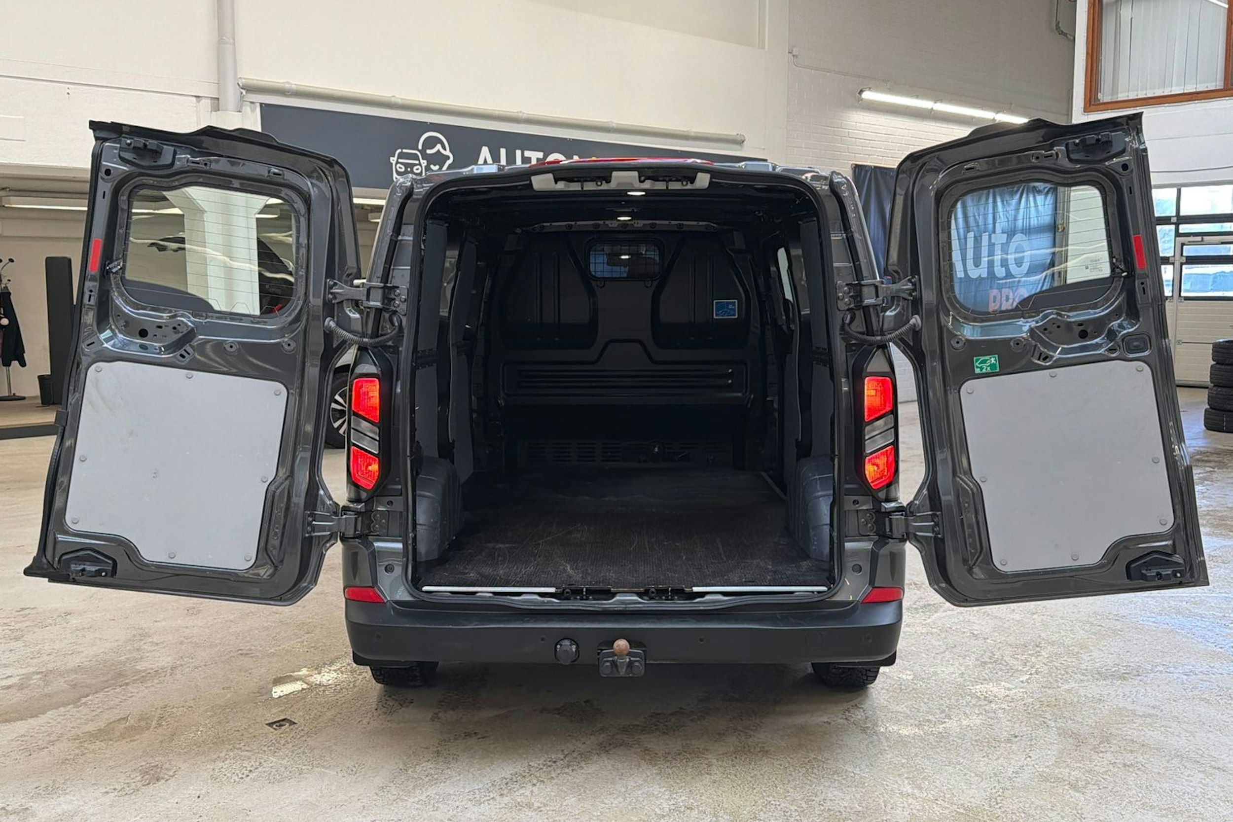 harmaa Ford Transit Custom 2025 kuva 27.