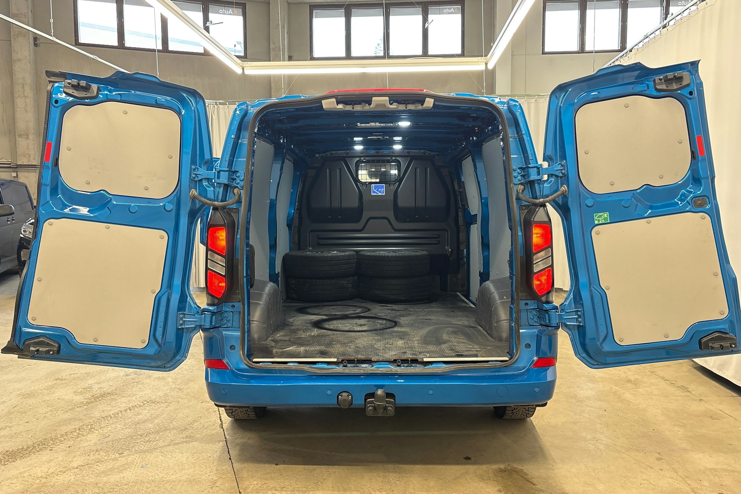 sininen Ford Transit Custom 2025 kuva 17.