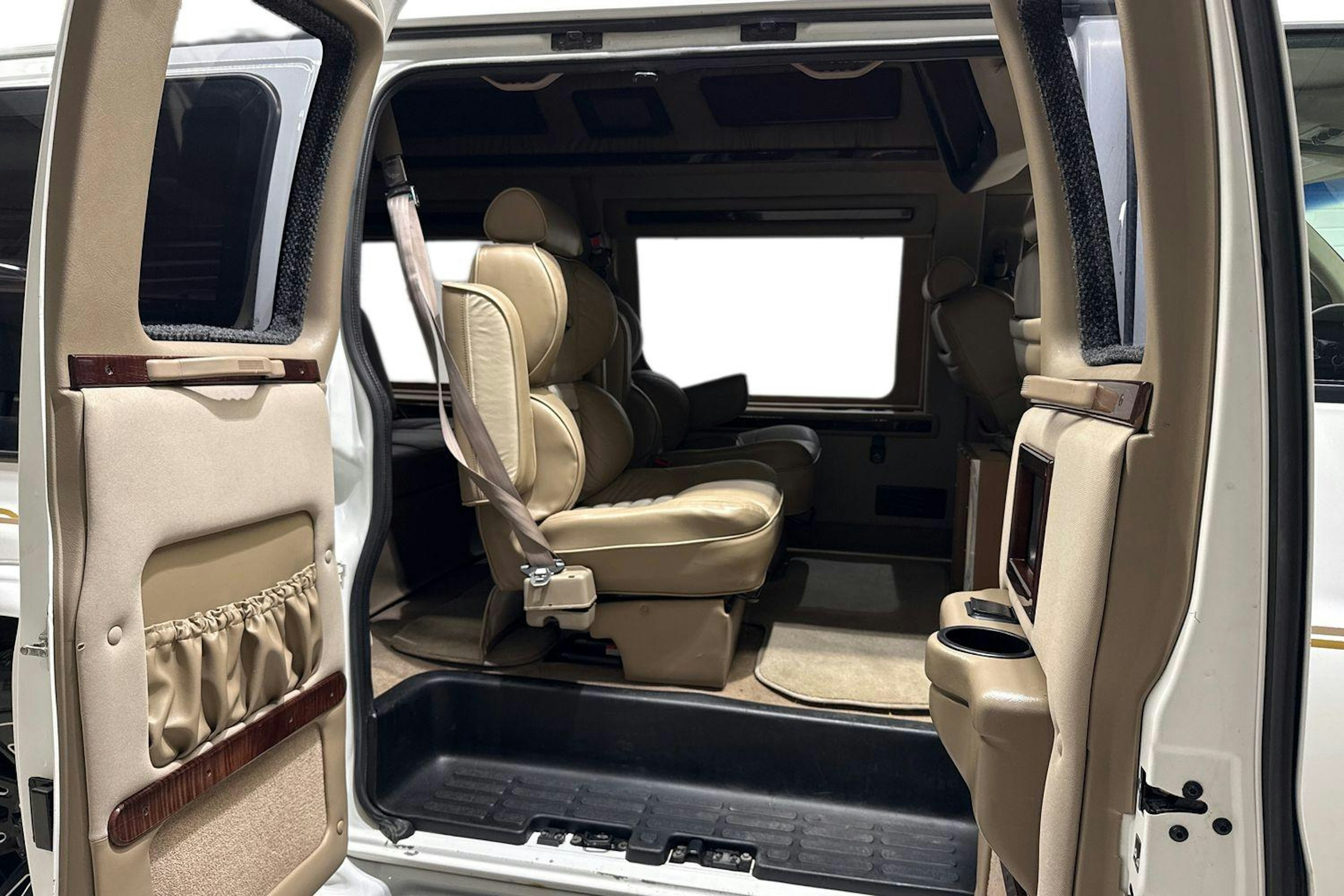 valkoinen GMC Savana 2006 kuva 11.