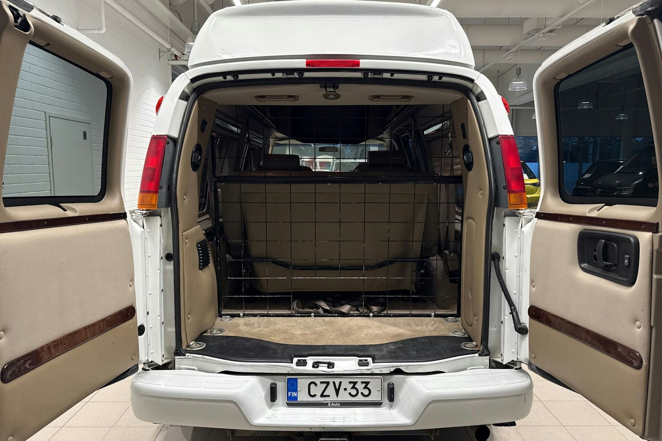 valkoinen GMC Savana 2006 kuva 18.