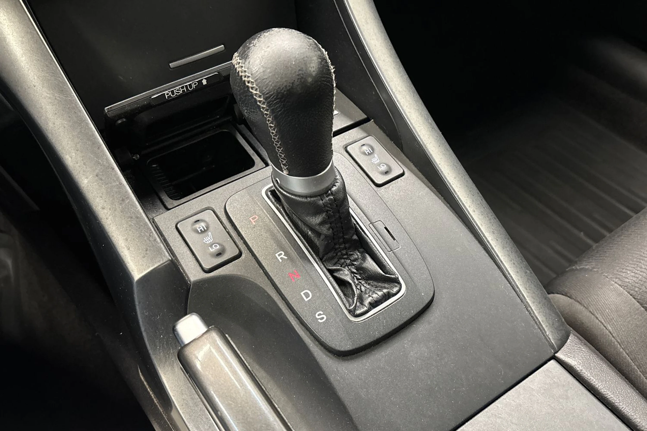 musta Honda Accord 2012 kuva 21.