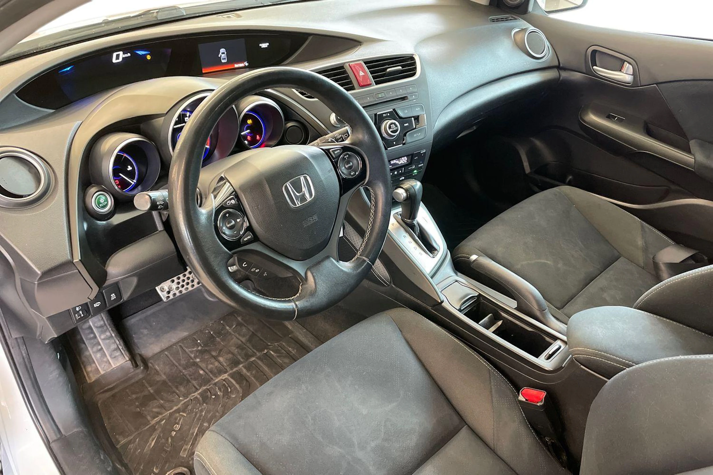 Valkoinen Honda CIVIC 2014 kuva 6.