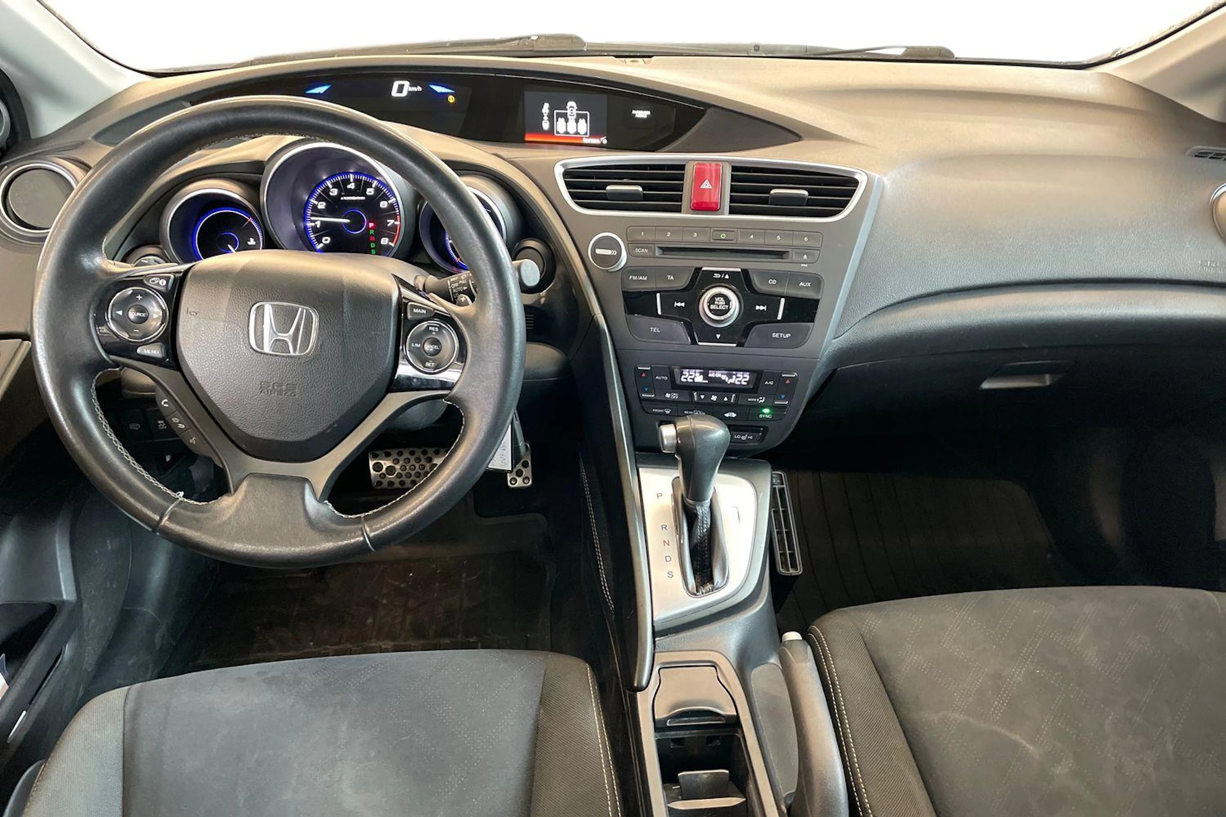 Valkoinen Honda CIVIC 2014 kuva 7.