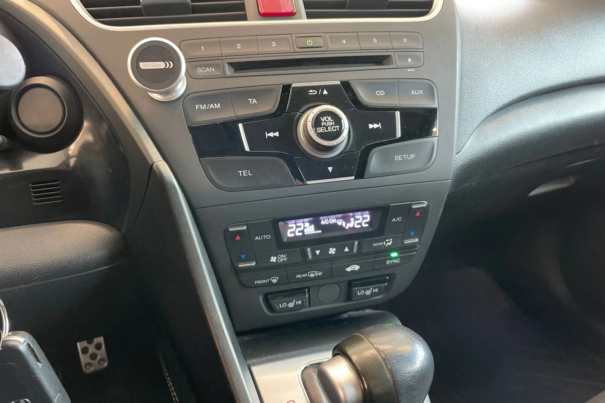 Valkoinen Honda CIVIC 2014 kuva 15.