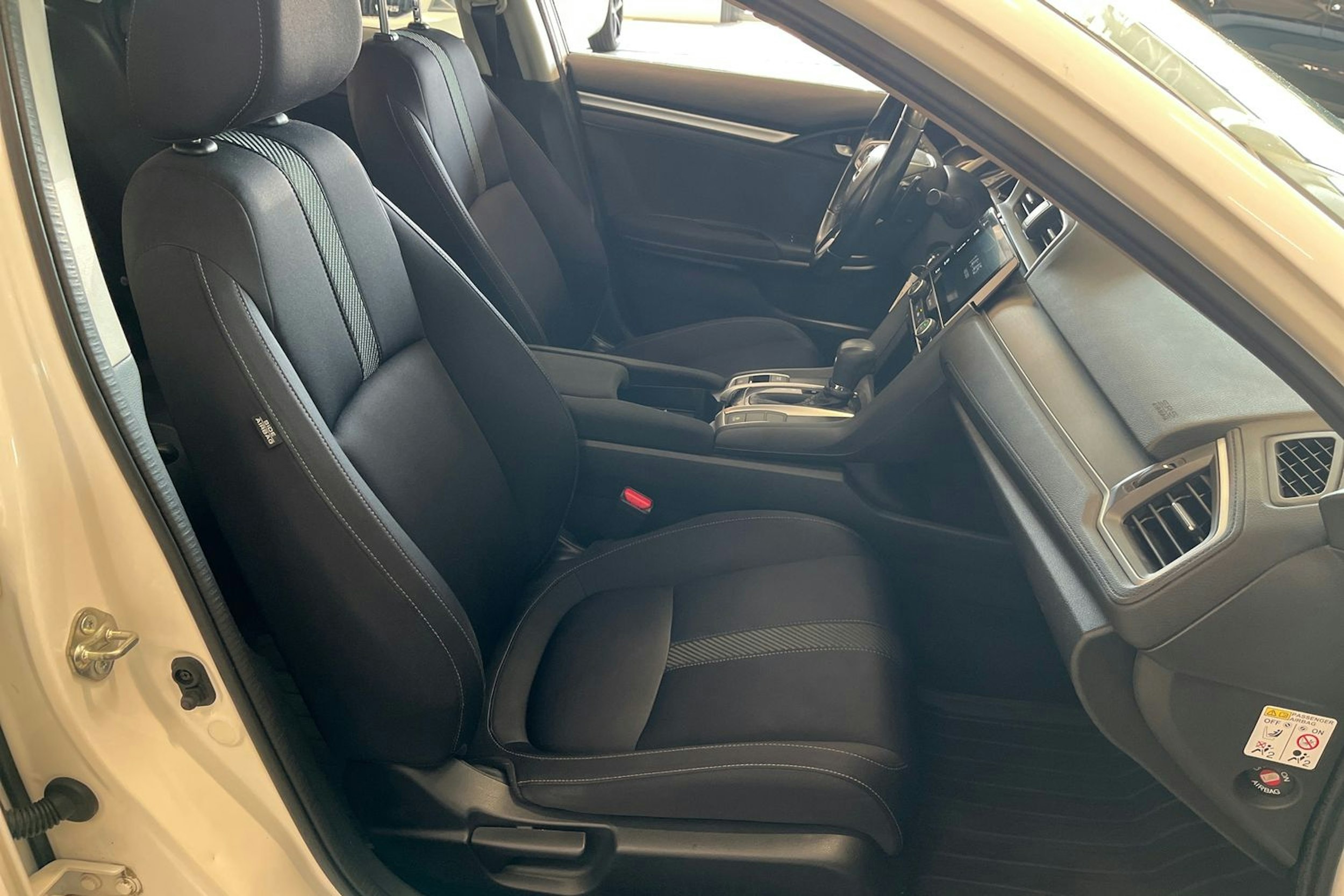valkoinen Honda Civic 2018 kuva 15.