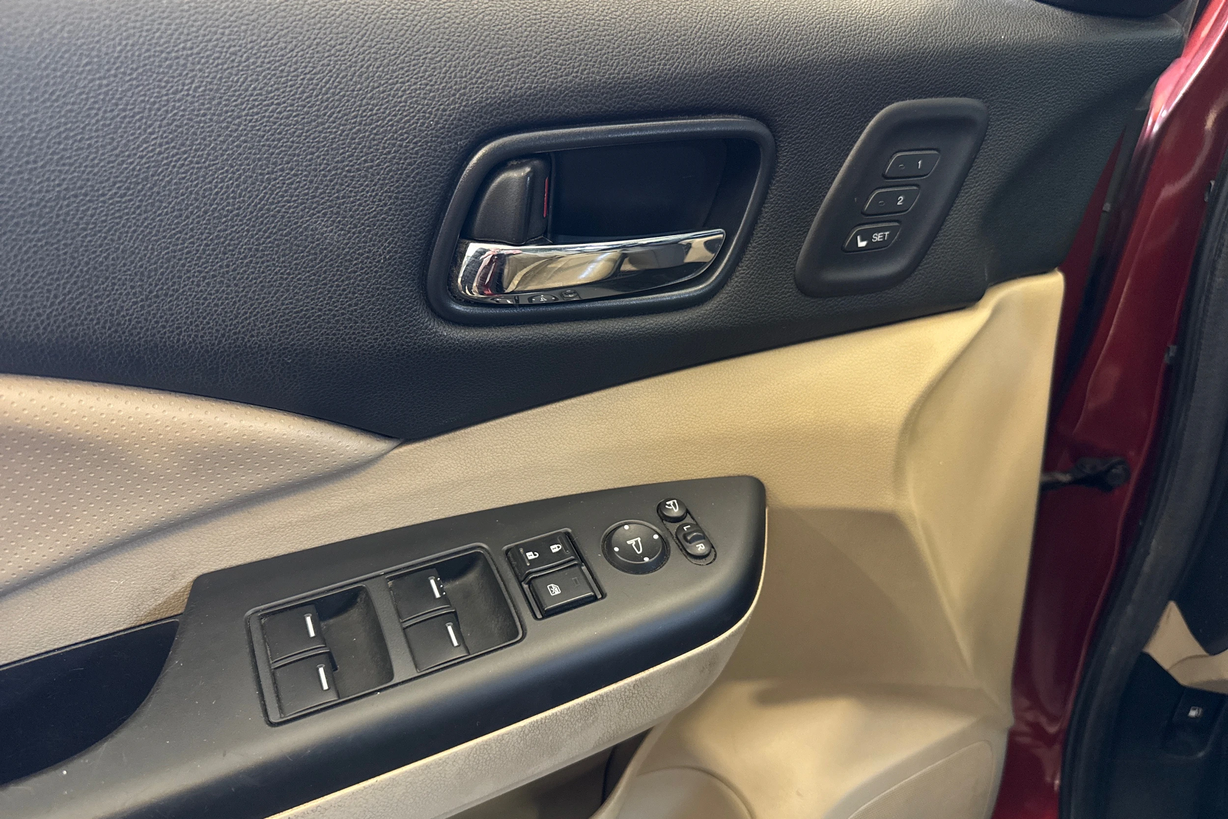 Punainen Honda CR-V 2013 kuva 17.