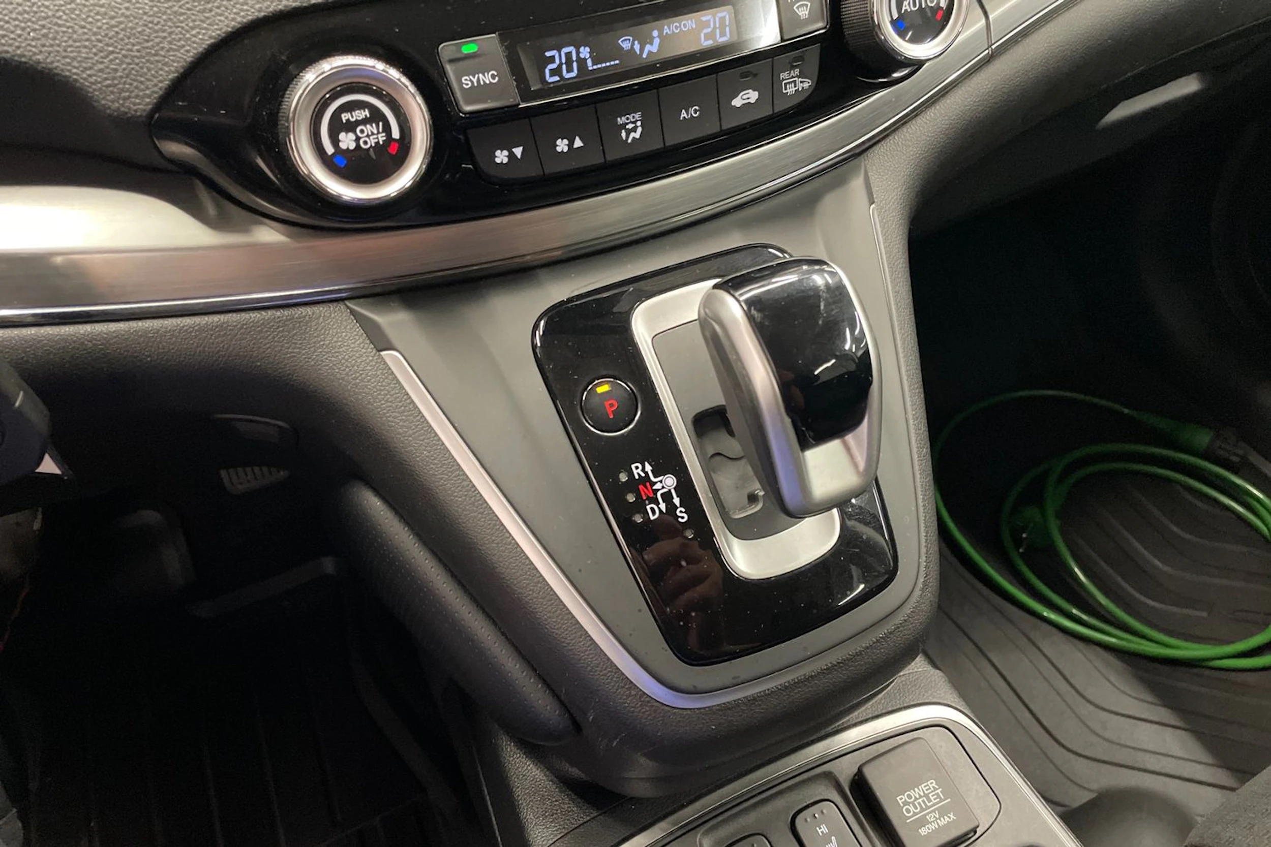 Punainen Honda CR-V 2016 kuva 14.