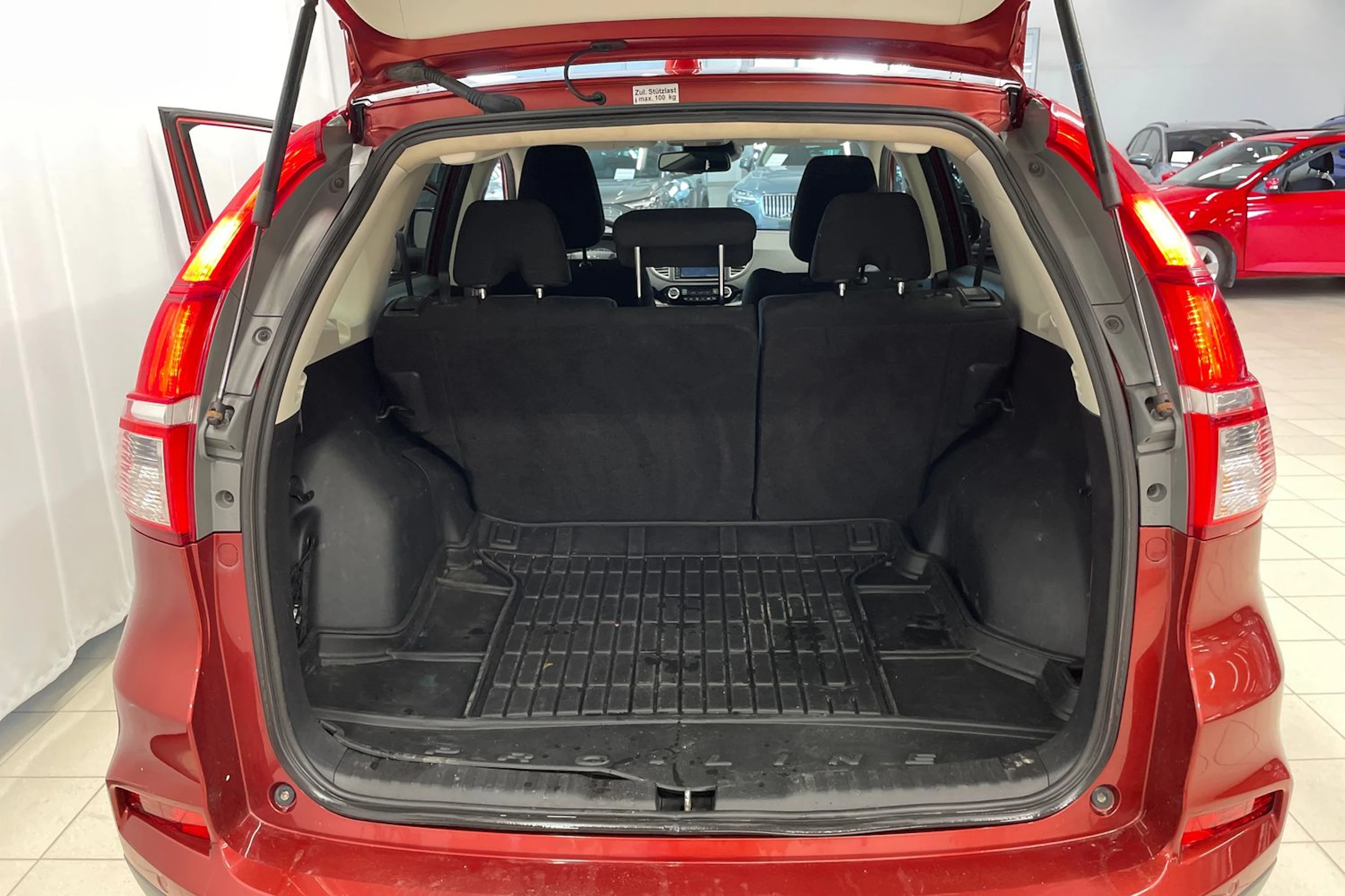 Punainen Honda CR-V 2016 kuva 18.
