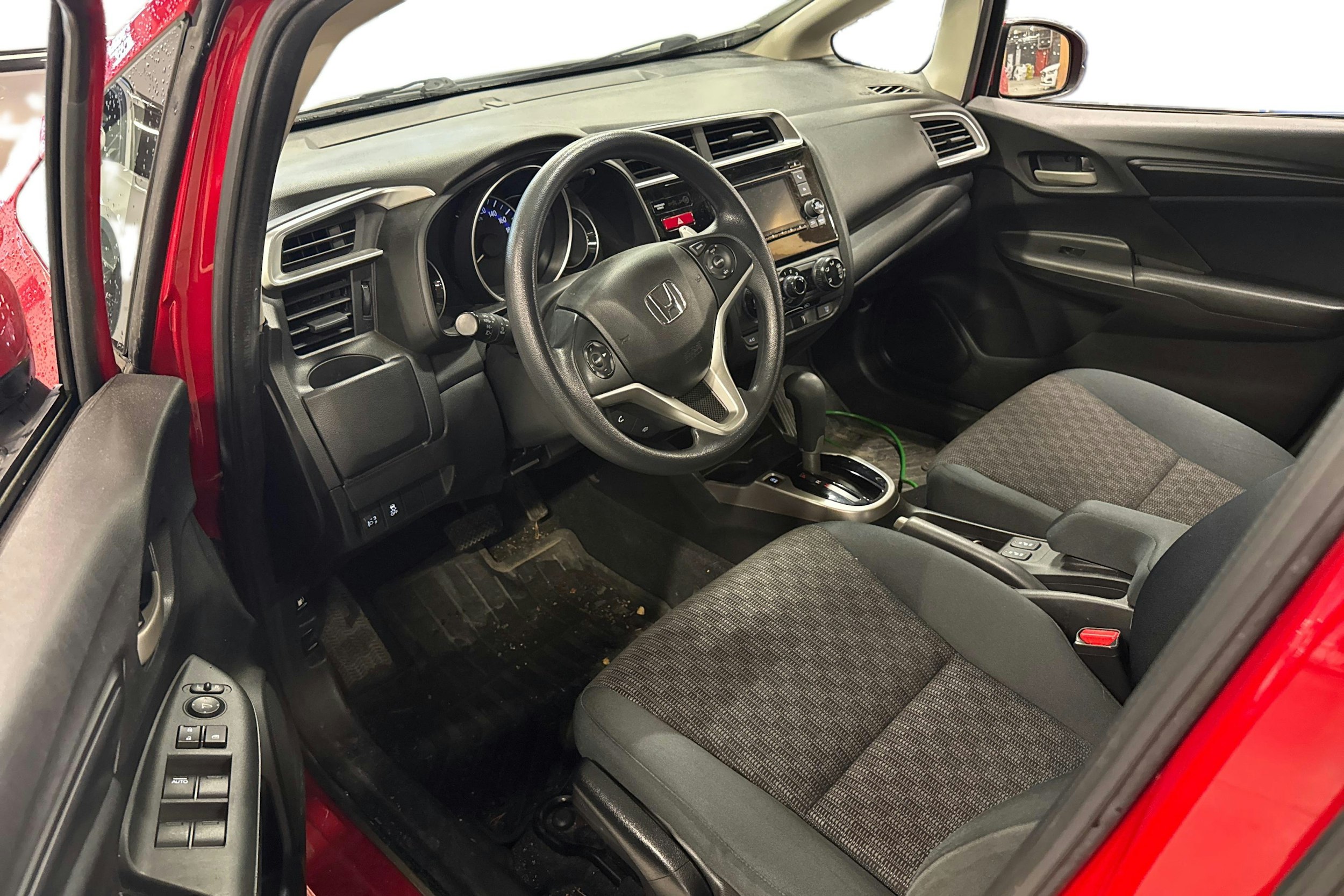 punainen Honda Jazz 2016 kuva 3.