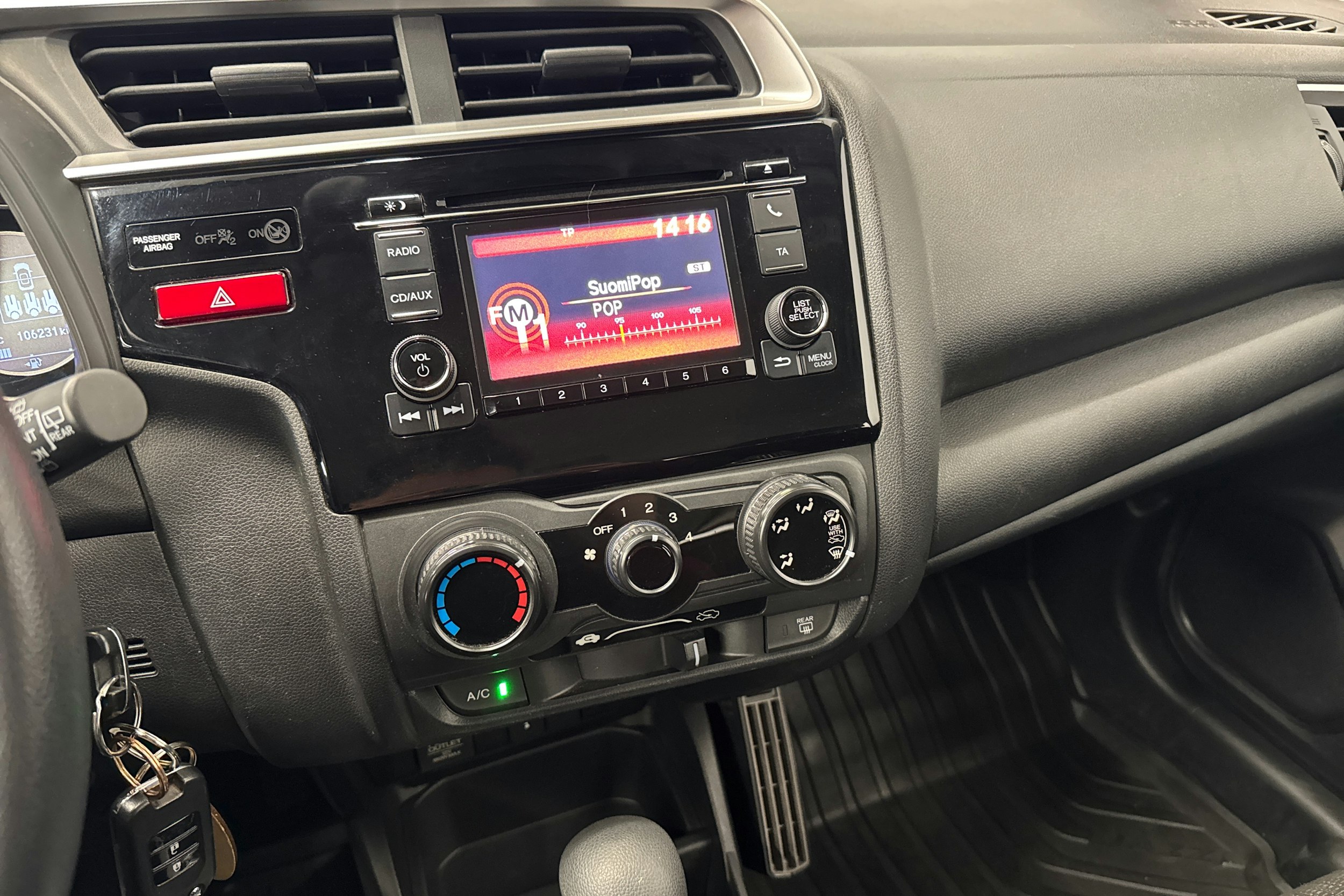 punainen Honda Jazz 2016 kuva 18.