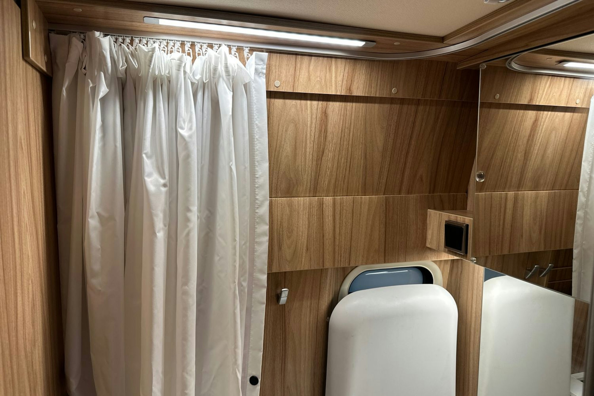 Musta HYMER Grand Canyon S Cross Over 2024 kuva 18.
