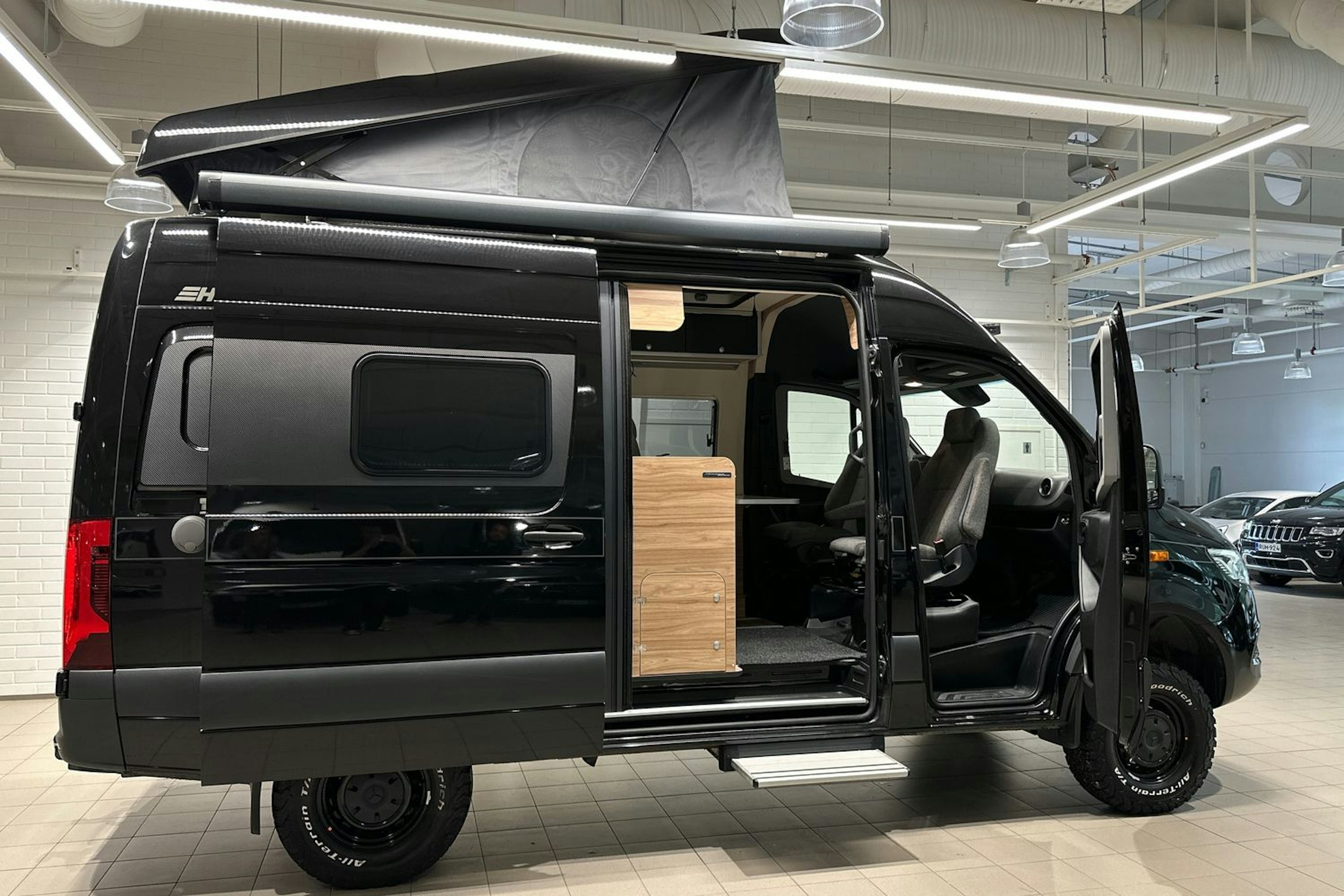 Musta HYMER Grand Canyon S Cross Over 2024 kuva 38.