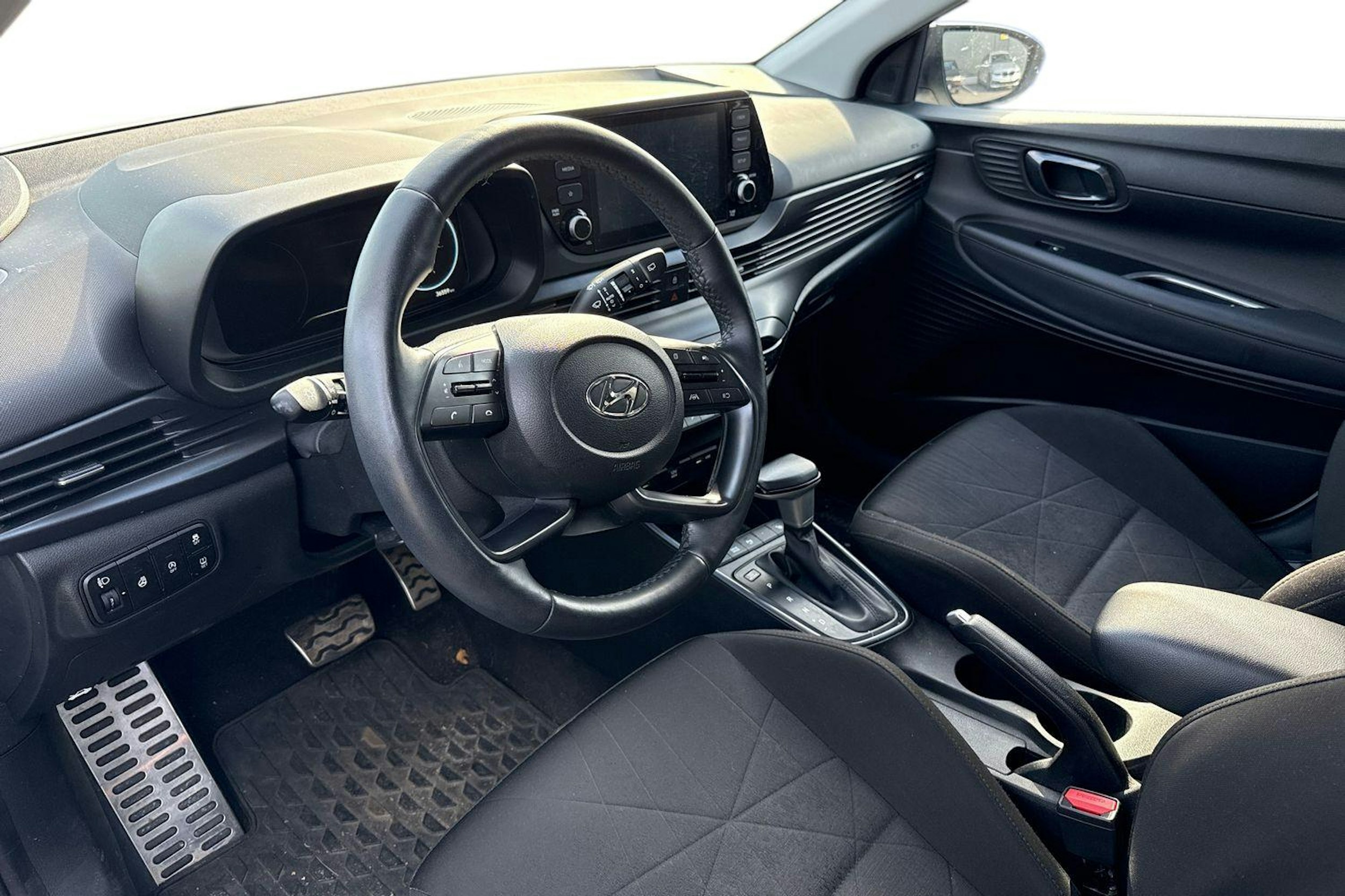 valkoinen Hyundai Bayon 2023 kuva 3.