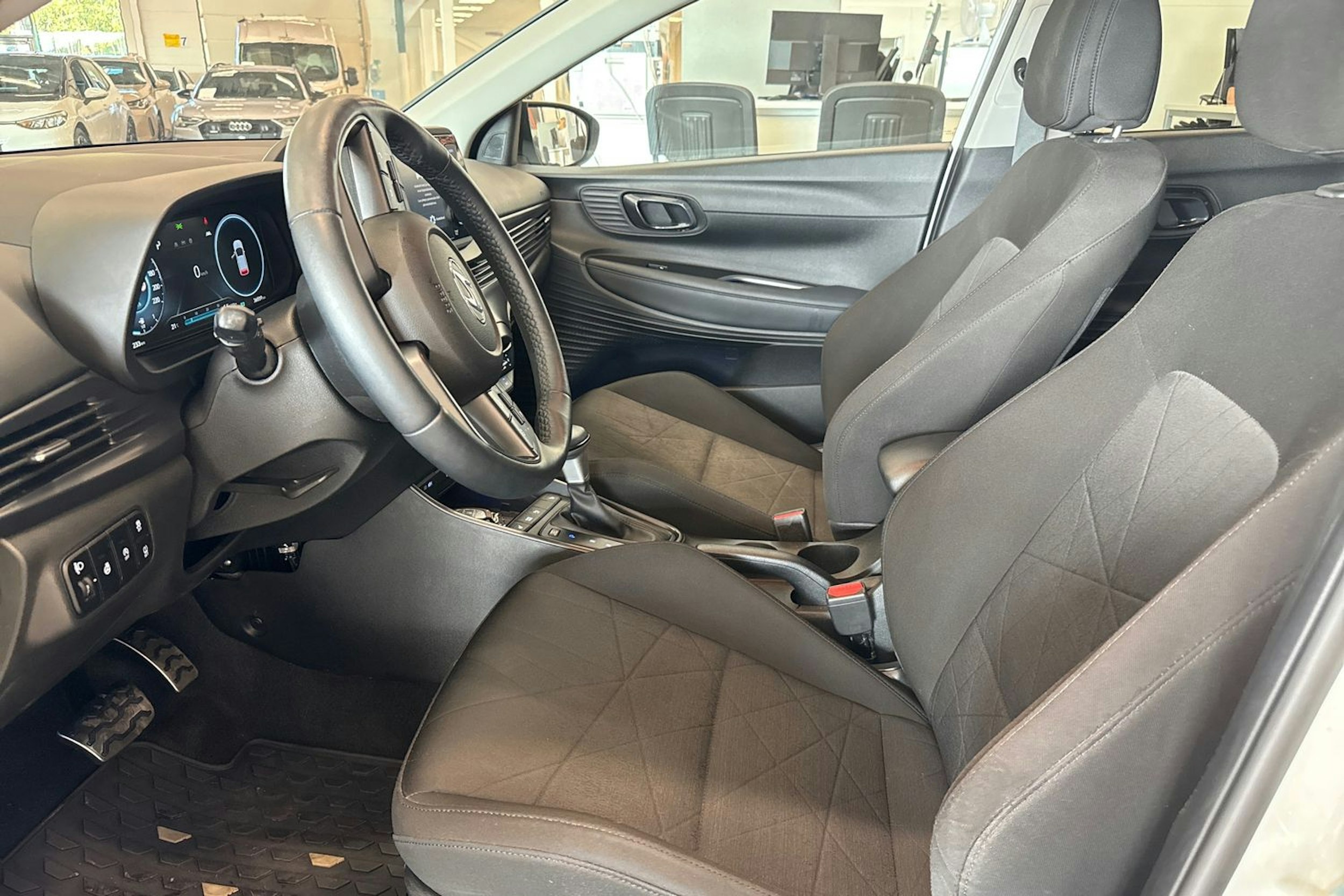 valkoinen Hyundai Bayon 2023 kuva 14.