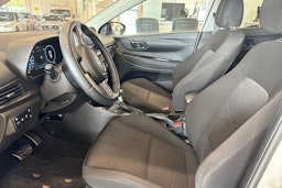 valkoinen Hyundai Bayon 2023 kuva 14.