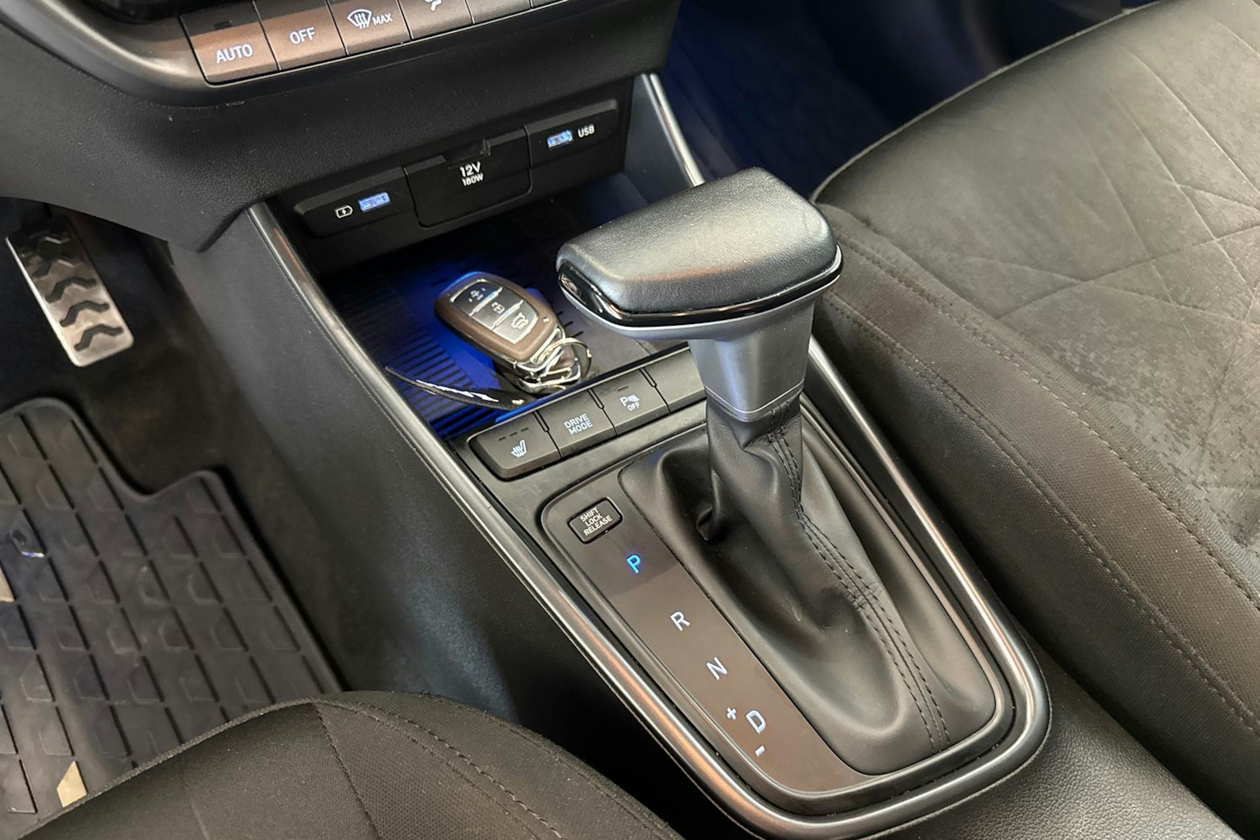 valkoinen Hyundai Bayon 2023 kuva 15.