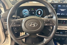 valkoinen Hyundai Bayon 2023 kuva 18.