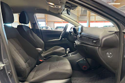 harmaa Hyundai Bayon 2024 kuva 15.