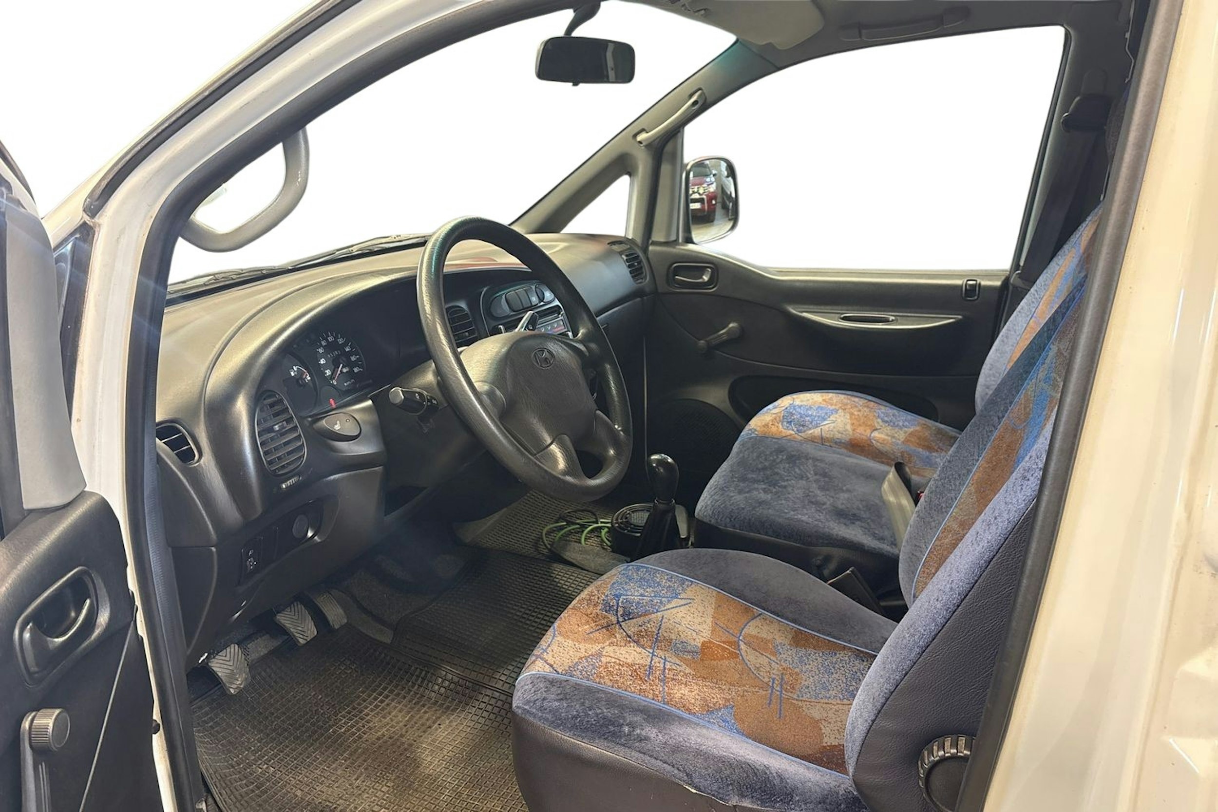 valkoinen Hyundai H-1 2003 kuva 3.